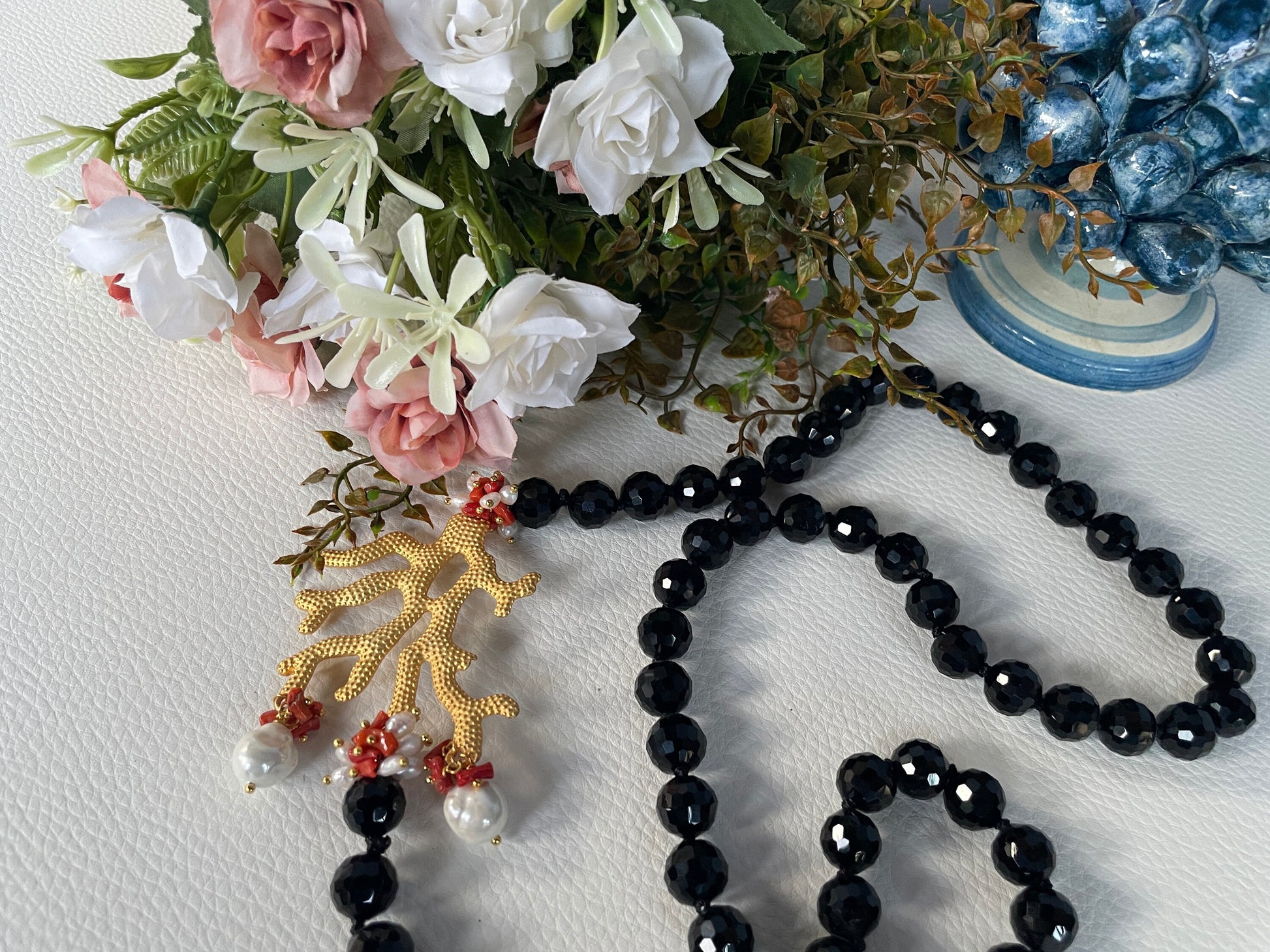 Collana lunga, onice, ramo di corallo in zama, perle maiorca, grappoli di corallo e perle di fiume.ç