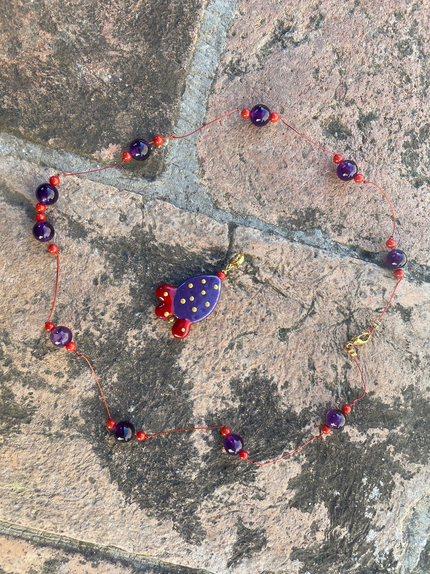 Collana leggera e delicata, Agata viola e Corallo bambù, collana con ciondolo Fico d'India di Caltagirone, ciondolo staccabile. &