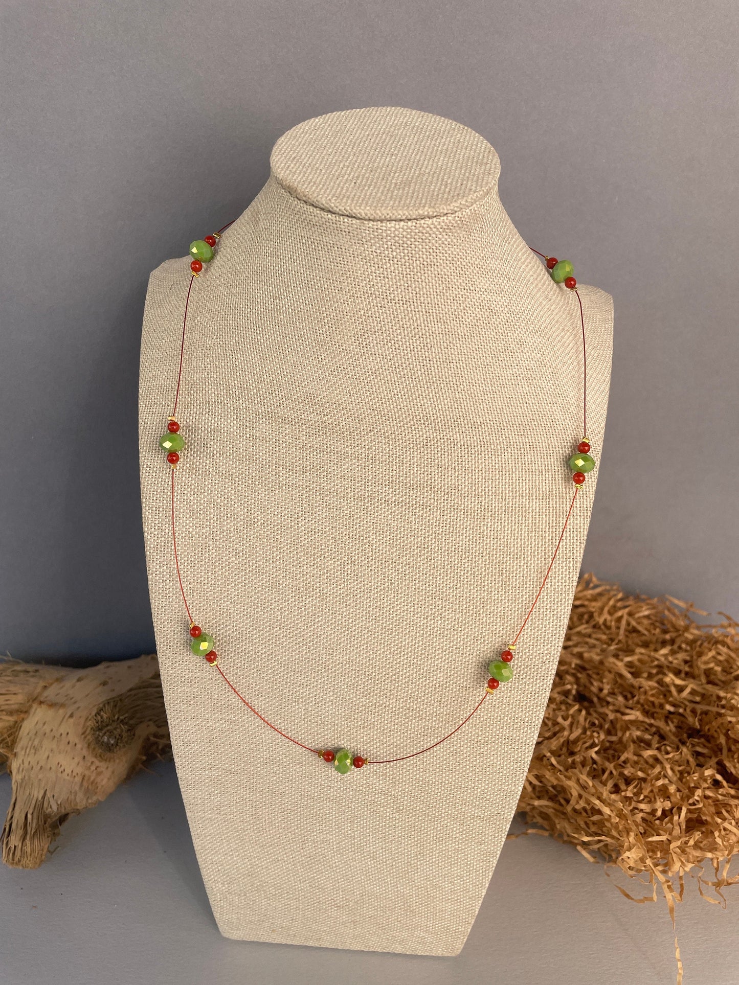 Collana leggera e delicata, cristalli verdi e corallo bambù, collana con ciondolo Fico d'India di Caltagirone, ciondolo staccabile. &