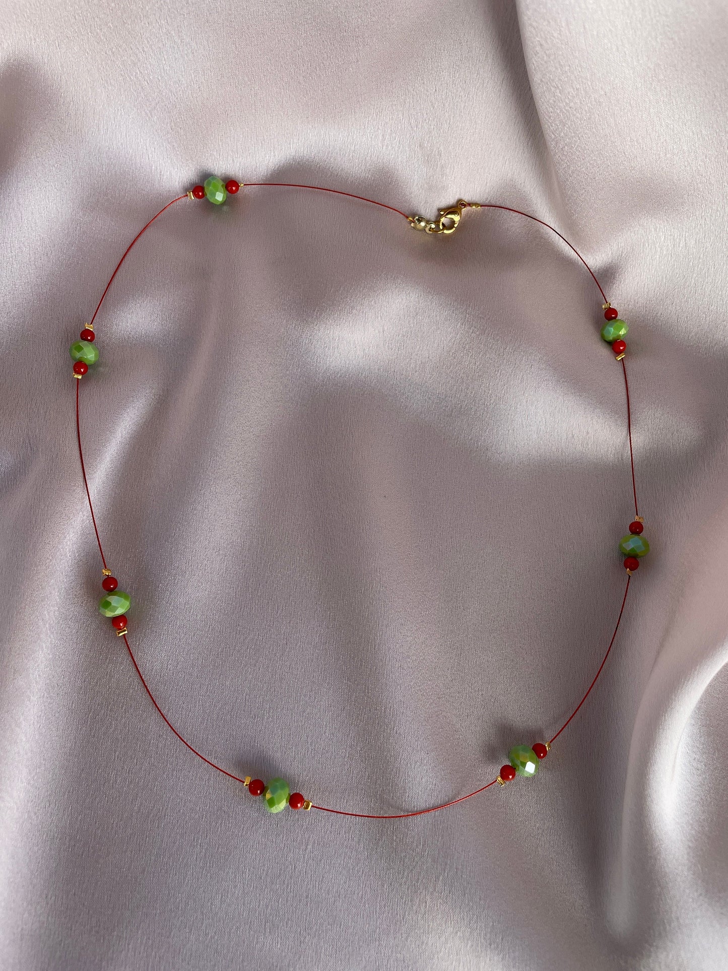 Collana leggera e delicata, cristalli verdi e corallo bambù, collana con ciondolo Fico d'India di Caltagirone, ciondolo staccabile. &