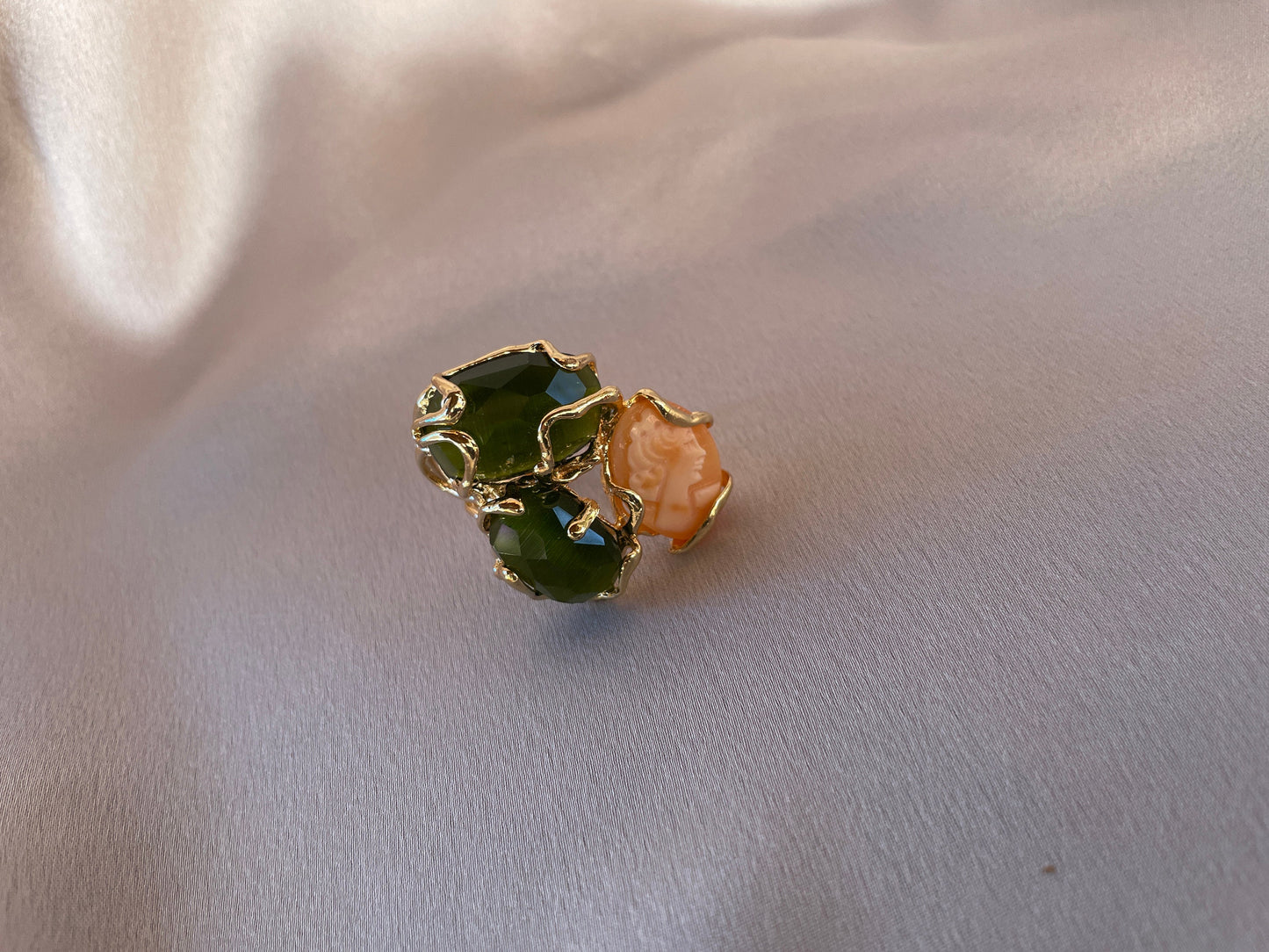 Anello scultura regolabile, anello maxi, due pietre di occhio di gatto, un Cammeo genuino di conchiglia, struttura ottone, regalo per lei.<