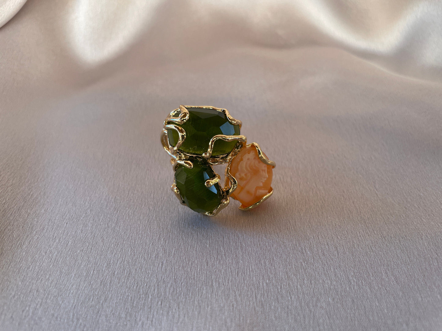 Anello scultura regolabile, anello maxi, due pietre di occhio di gatto, un Cammeo genuino di conchiglia, struttura ottone, regalo per lei.<