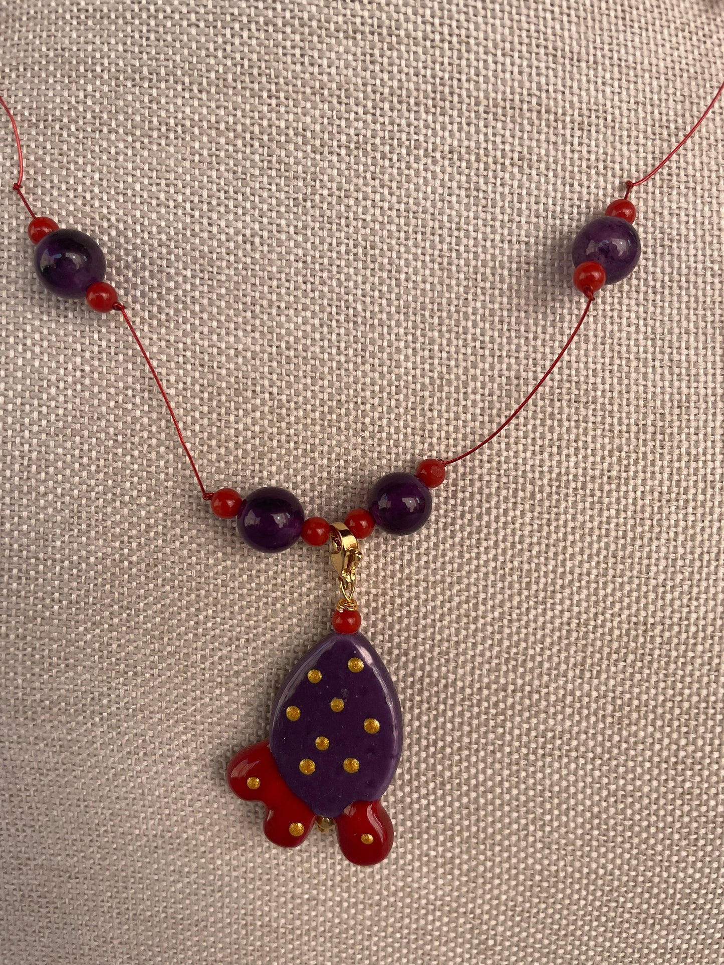 Collana leggera e delicata, Agata viola e Corallo bambù, collana con ciondolo Fico d'India di Caltagirone, ciondolo staccabile. &