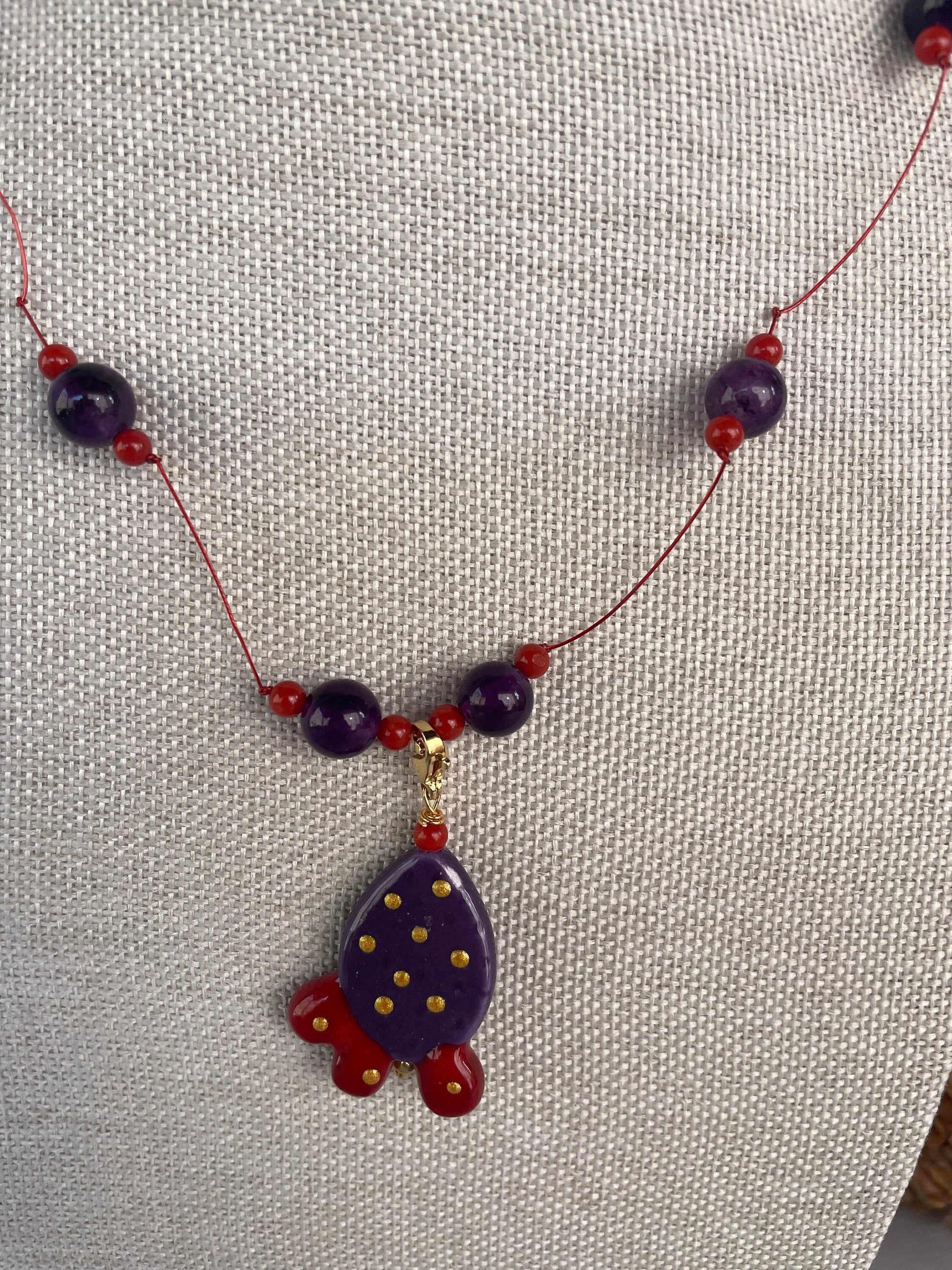 Collana leggera e delicata, Agata viola e Corallo bambù, collana con ciondolo Fico d'India di Caltagirone, ciondolo staccabile. &