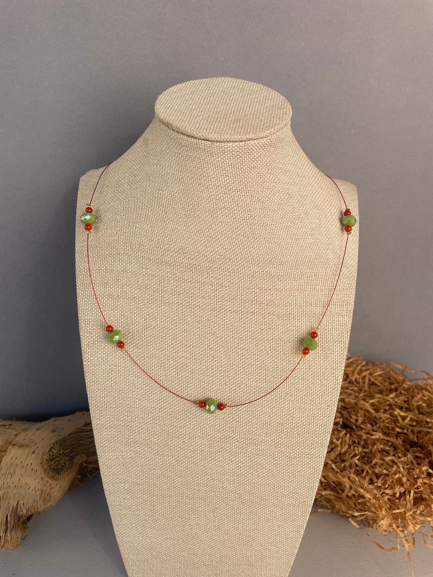 Collana leggera e delicata, cristalli verdi e corallo bambù, collana con ciondolo Fico d'India di Caltagirone, ciondolo staccabile. &