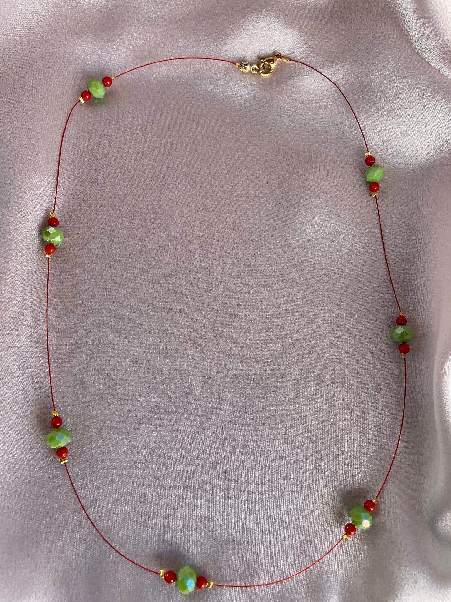 Collana leggera e delicata, cristalli verdi e corallo bambù, collana con ciondolo Fico d'India di Caltagirone, ciondolo staccabile. &