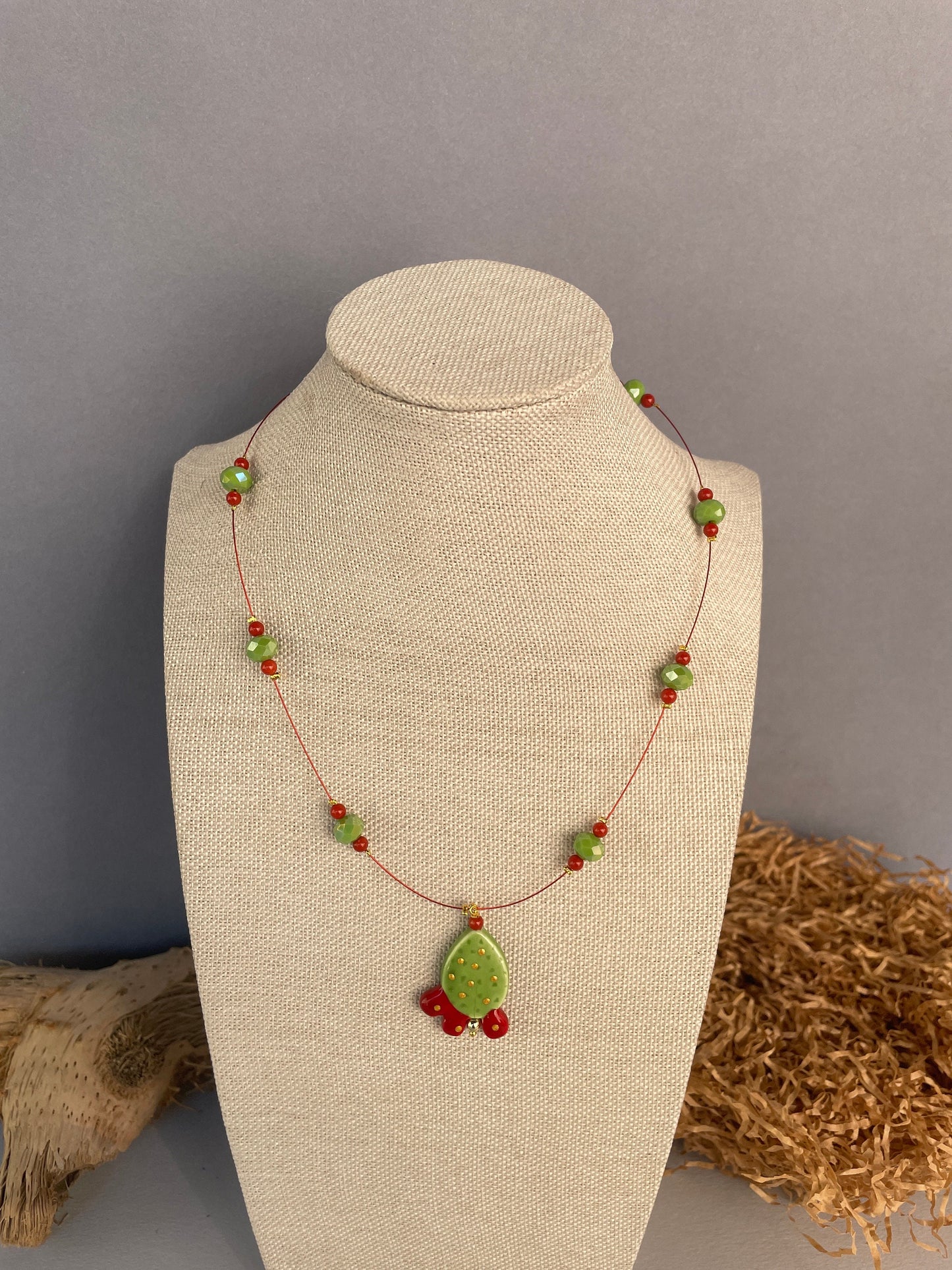 Collana leggera e delicata, cristalli verdi e corallo bambù, collana con ciondolo Fico d'India di Caltagirone, ciondolo staccabile. &