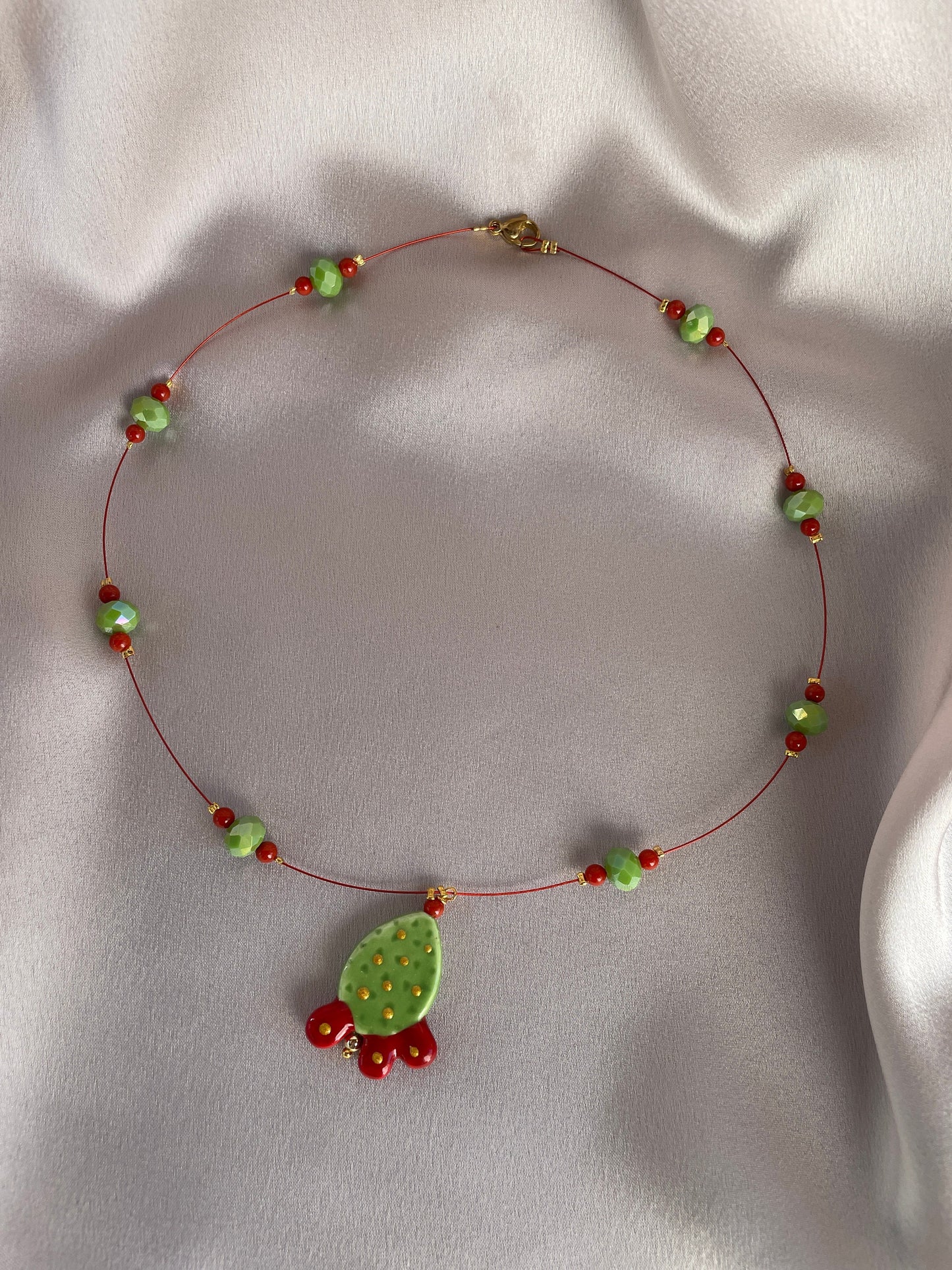 Collana leggera e delicata, cristalli verdi e corallo bambù, collana con ciondolo Fico d'India di Caltagirone, ciondolo staccabile. &