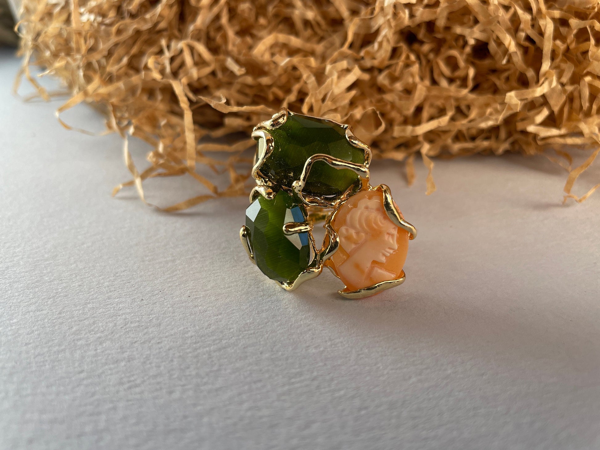 Anello scultura regolabile, anello maxi, due pietre di occhio di gatto, un Cammeo genuino di conchiglia, struttura ottone, regalo per lei.<