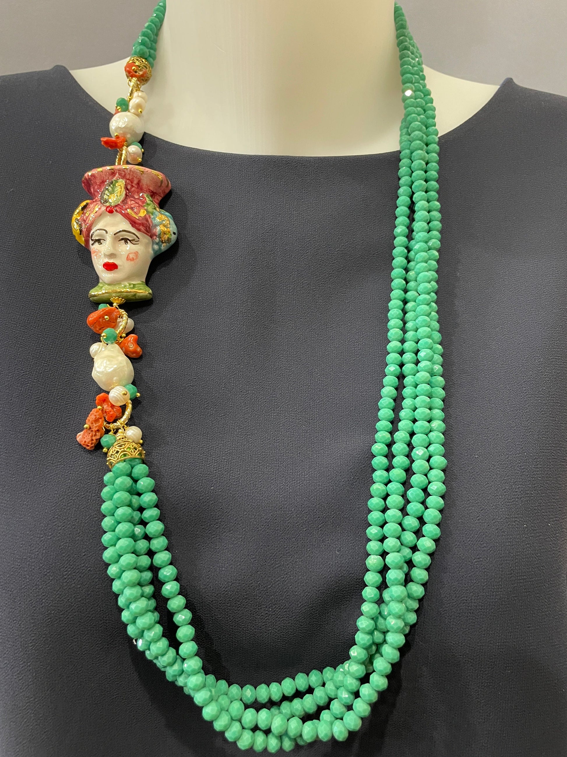 Collana cristalli, collana multifilo, collana verde veronese, testa di moro ceramica di Caltagirone.ç