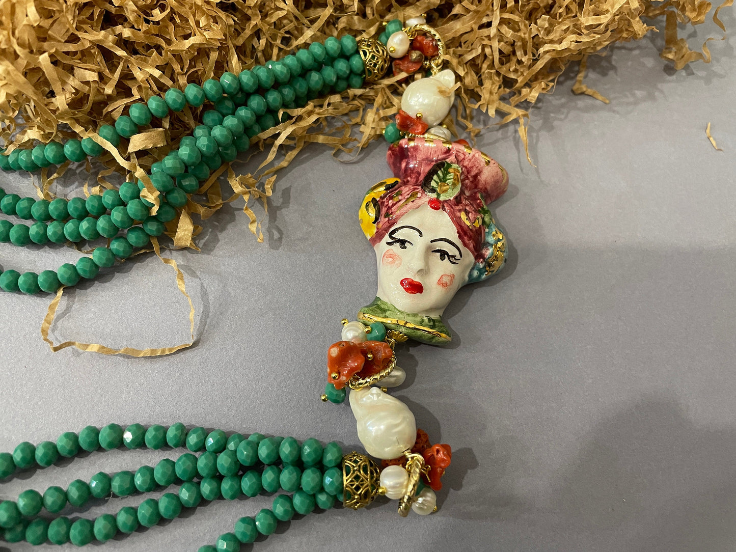 Collana cristalli, collana multifilo, collana verde veronese, testa di moro ceramica di Caltagirone.ç