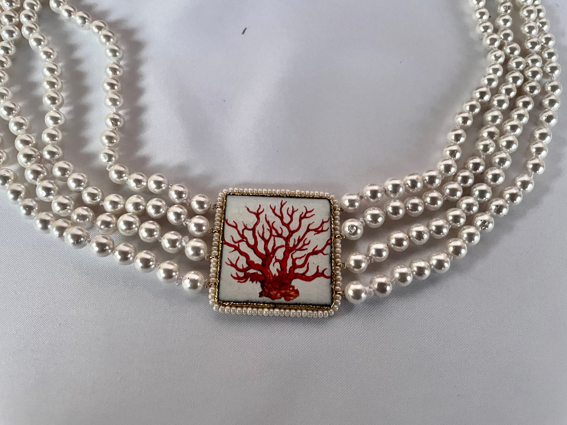 Collana girocollo, collana multifilo di perle, collana annodata con mattonella centrale in ceramica di caltagirone, regalo per lei.)