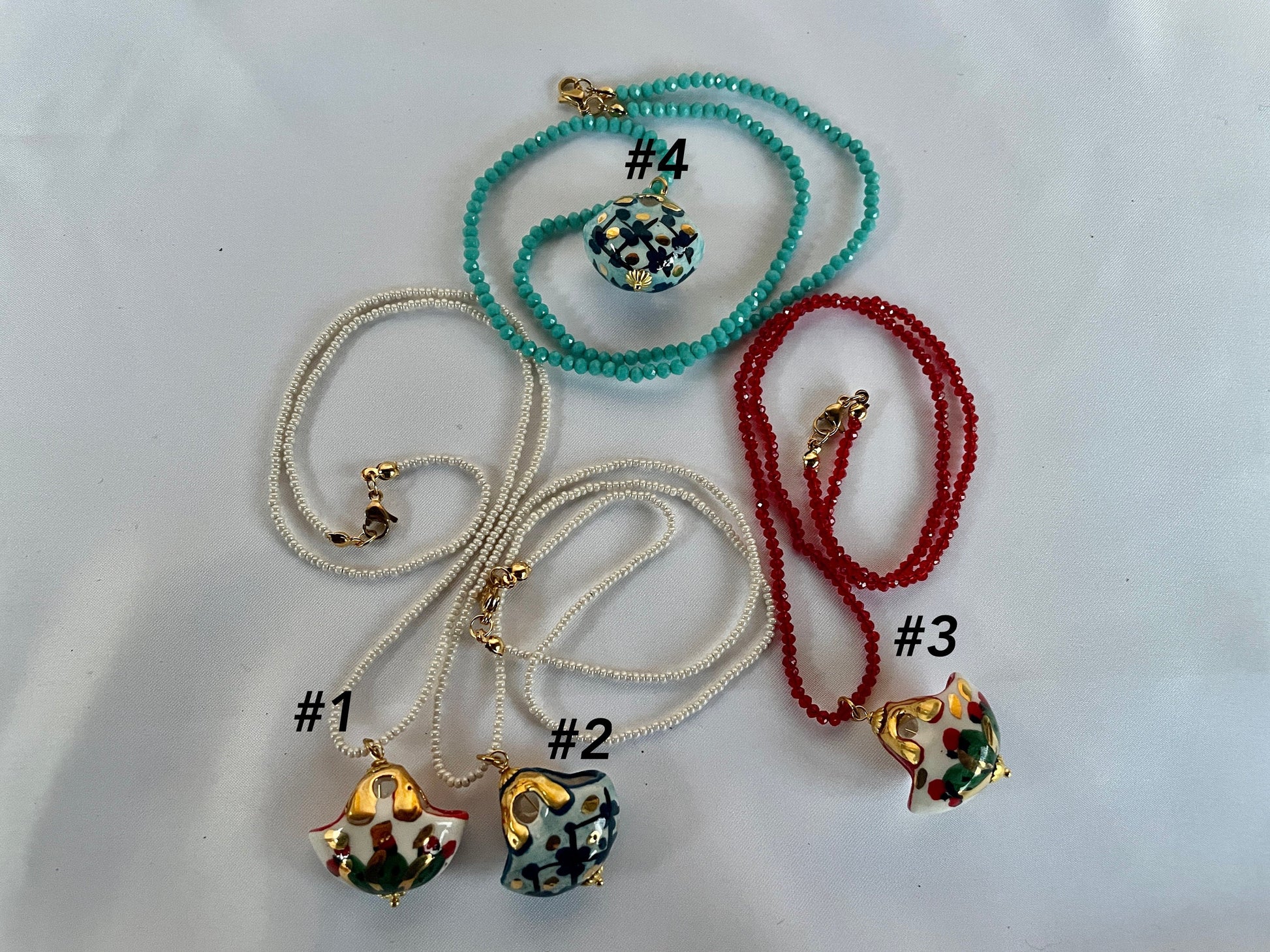 Collana con filo di microperle di fiume o di cristalli, ciondolo di ceramica di Caltagirone, borsetta siciliana, regalo per lui e per lei.ç