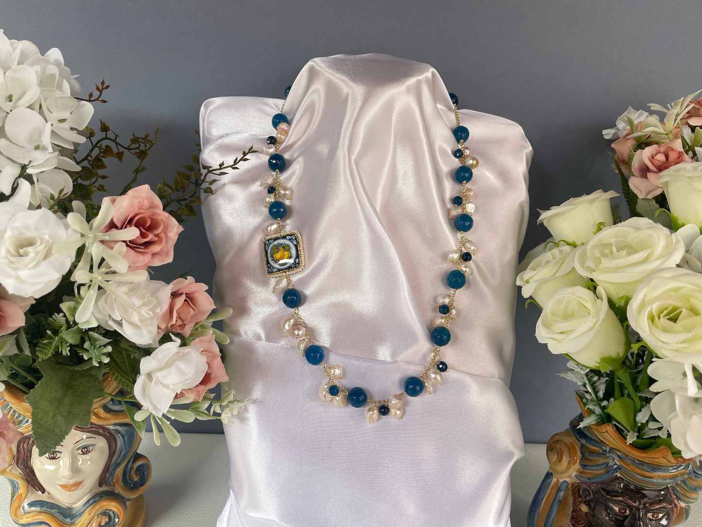 Collana con mattonella Caltagirone, collana limoni, collana composita con Agata blu e perle di fiume, catena acciaio placcato oro. !