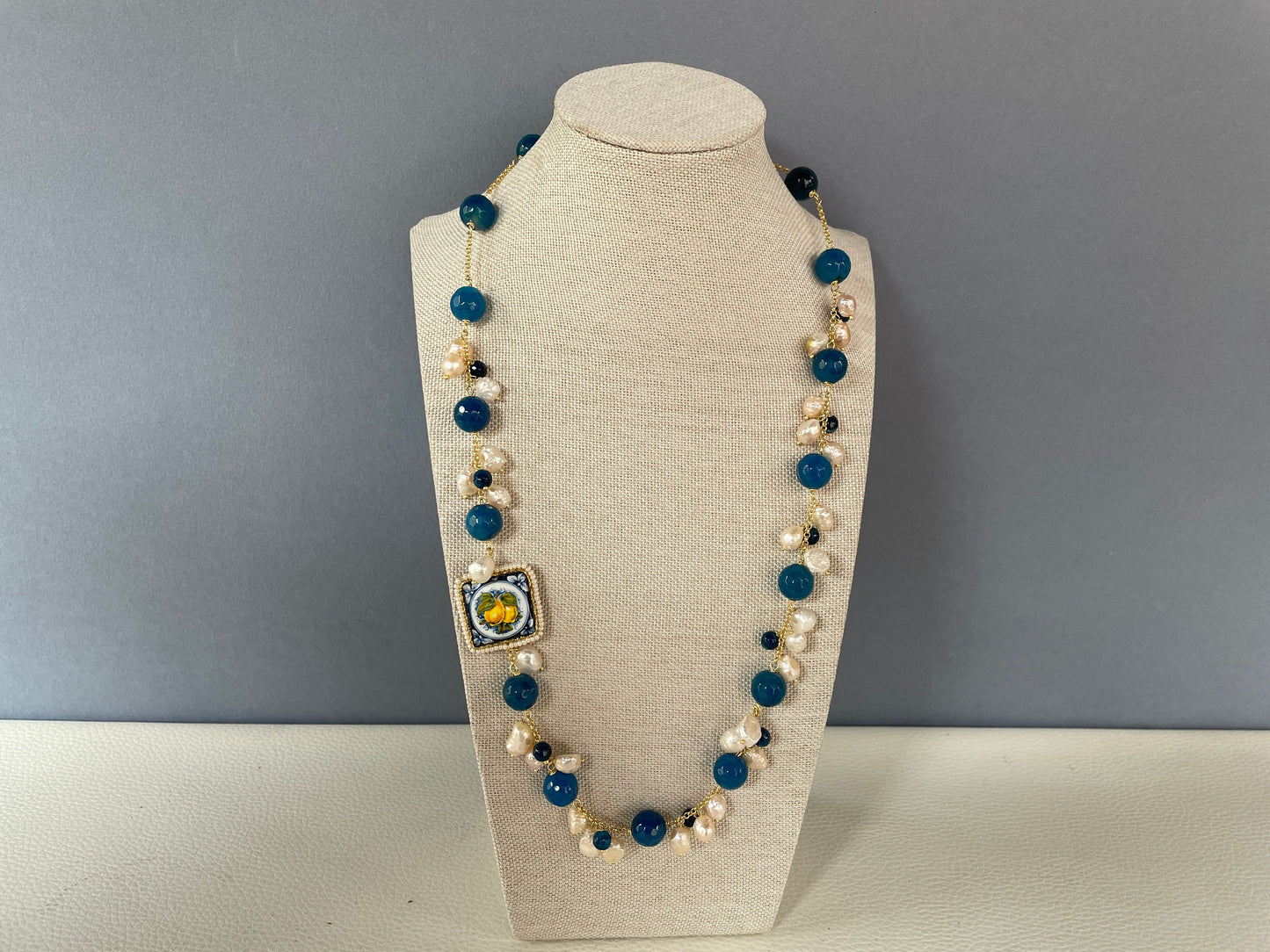 Collana con mattonella Caltagirone, collana limoni, collana composita con Agata blu e perle di fiume, catena acciaio placcato oro. !