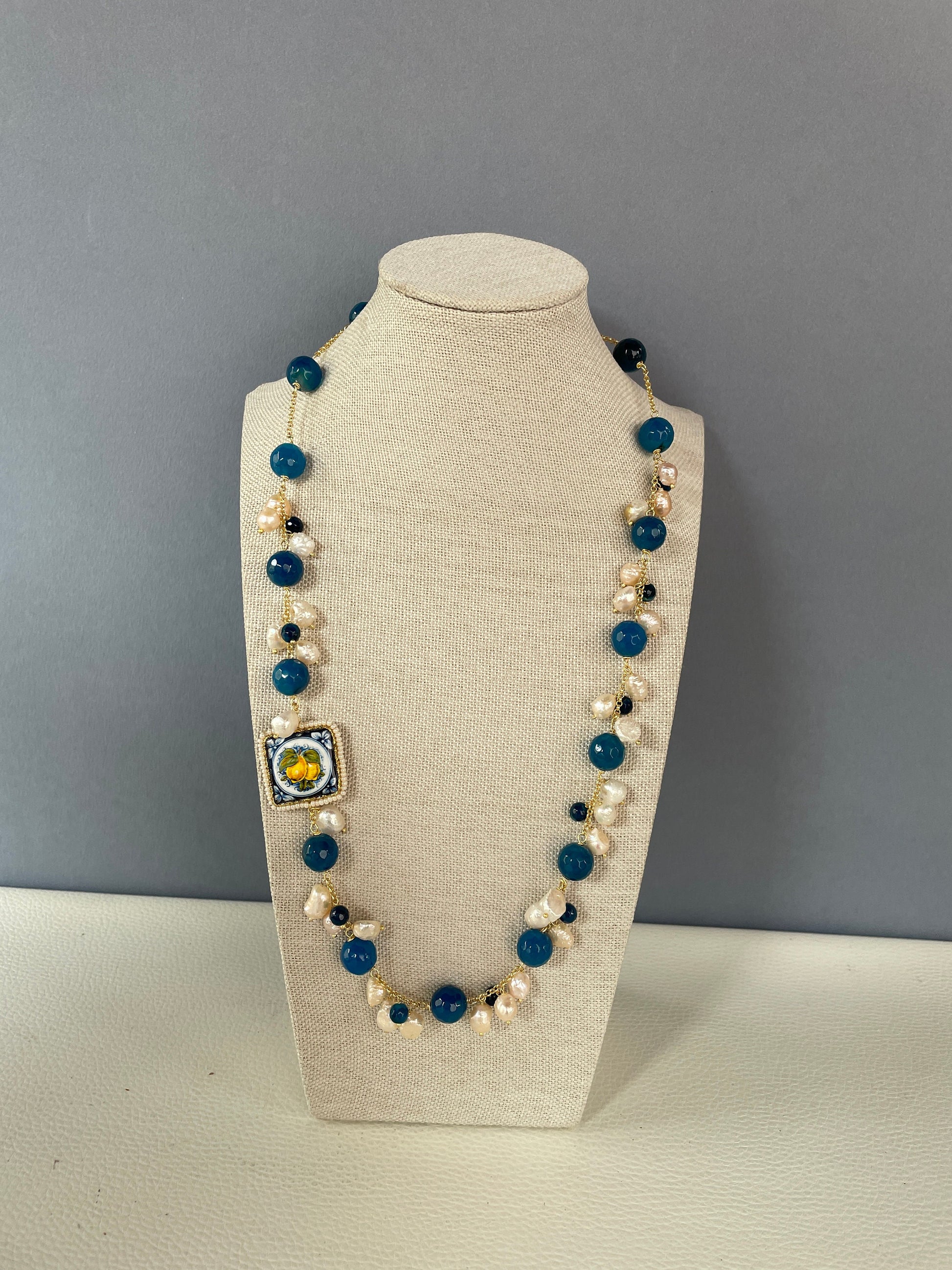 Collana con mattonella Caltagirone, collana limoni, collana composita con Agata blu e perle di fiume, catena acciaio placcato oro. !