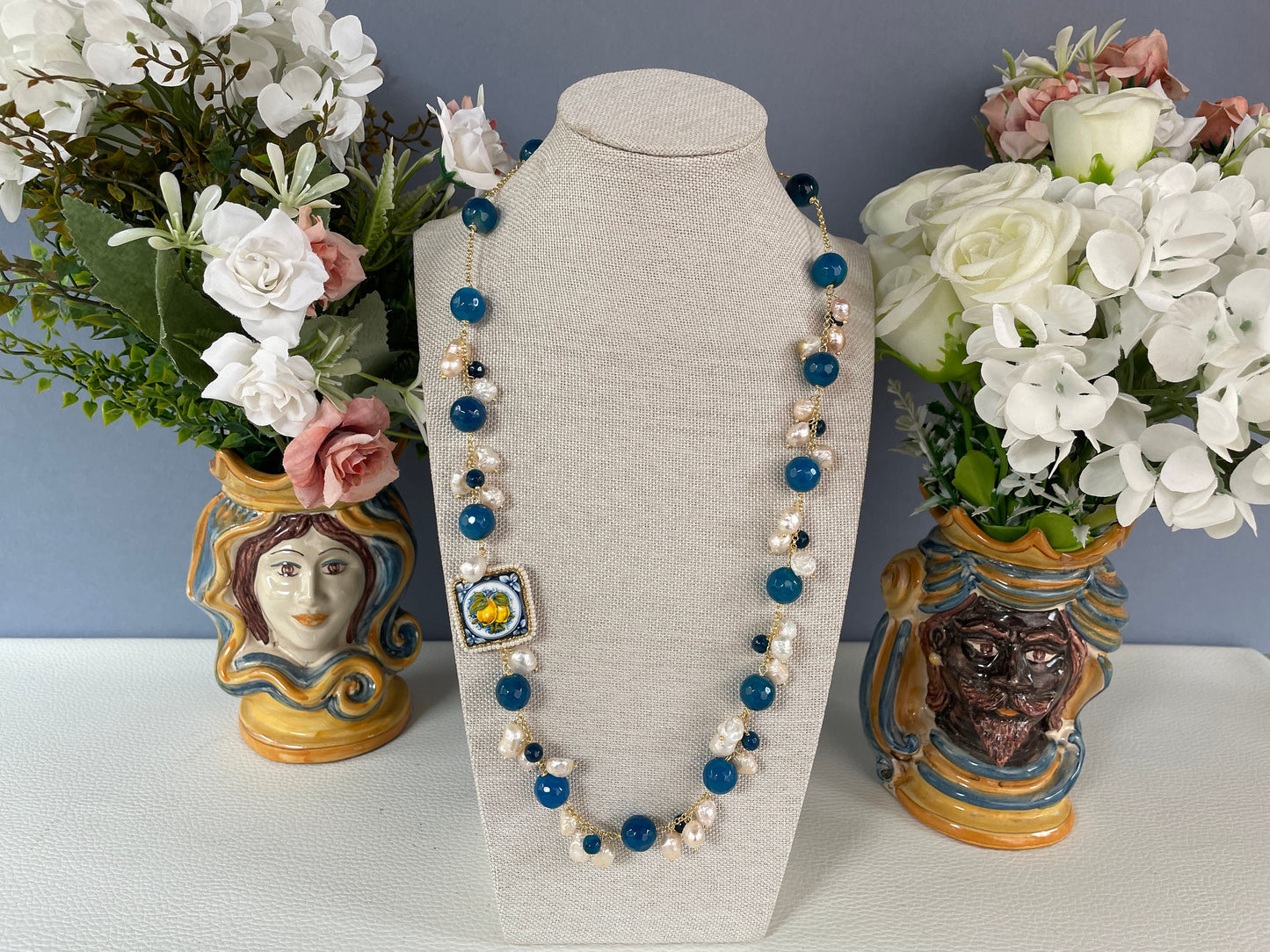 Collana con mattonella Caltagirone, collana limoni, collana composita con Agata blu e perle di fiume, catena acciaio placcato oro. !