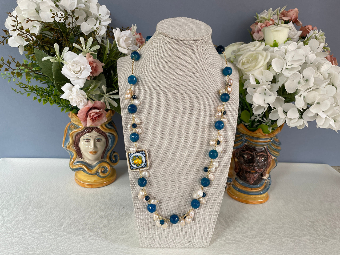 Collana con mattonella Caltagirone, collana limoni, collana composita con Agata blu e perle di fiume, catena acciaio placcato oro. !