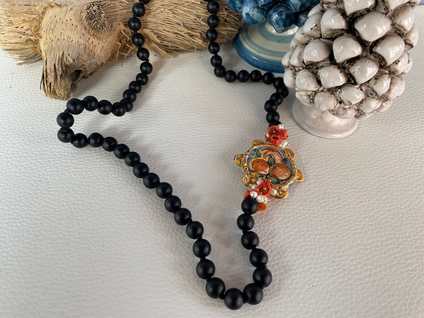 Collana con filo di perle di lava, collana annodata a mano, Tamburello di ceramica di Caltagirone, grappoli corallo e perle di fiume.ç