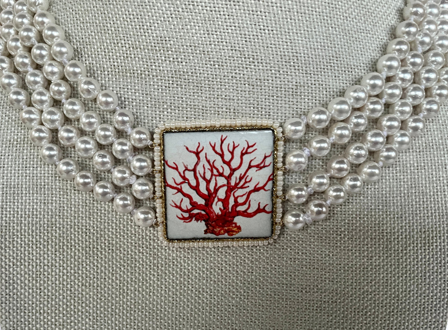 Collana multifilo di perle, Collana girocollo, collana annodata con mattonella centrale in ceramica di Caltagirone, regalo per lei.!