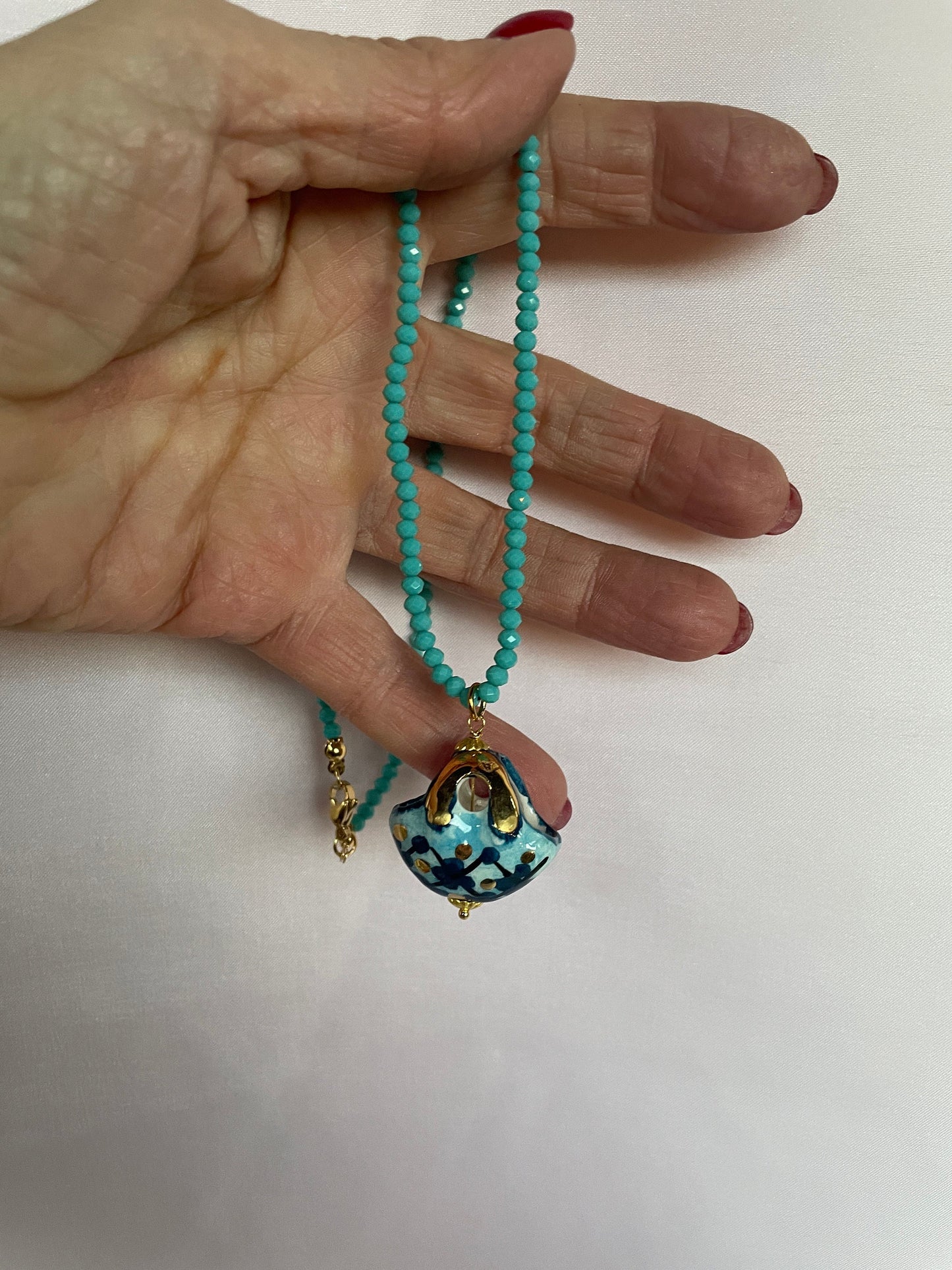 Collana con filo di microperle di fiume o di cristalli, ciondolo di ceramica di Caltagirone, borsetta siciliana, regalo per lui e per lei.ç