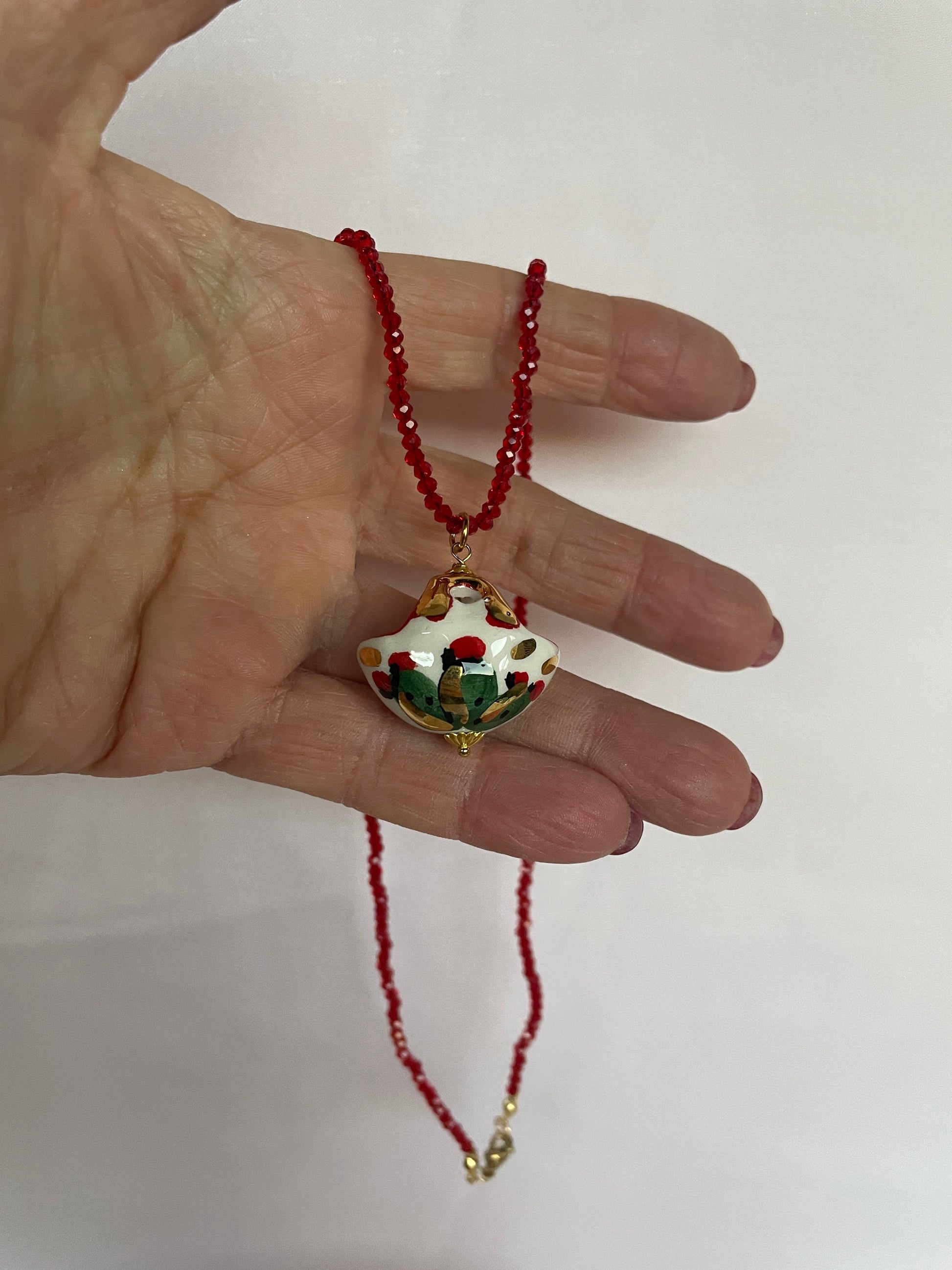 Collana con filo di microperle di fiume o di cristalli, ciondolo di ceramica di Caltagirone, borsetta siciliana, regalo per lui e per lei.ç