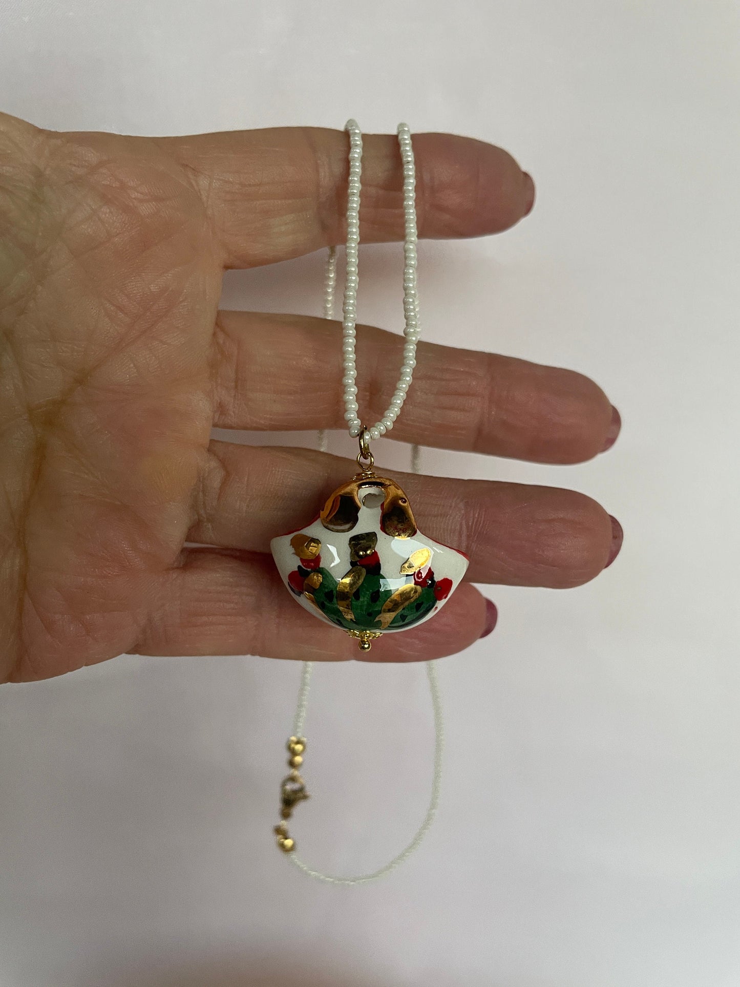 Collana con filo di microperle di fiume o di cristalli, ciondolo di ceramica di Caltagirone, borsetta siciliana, regalo per lui e per lei.ç