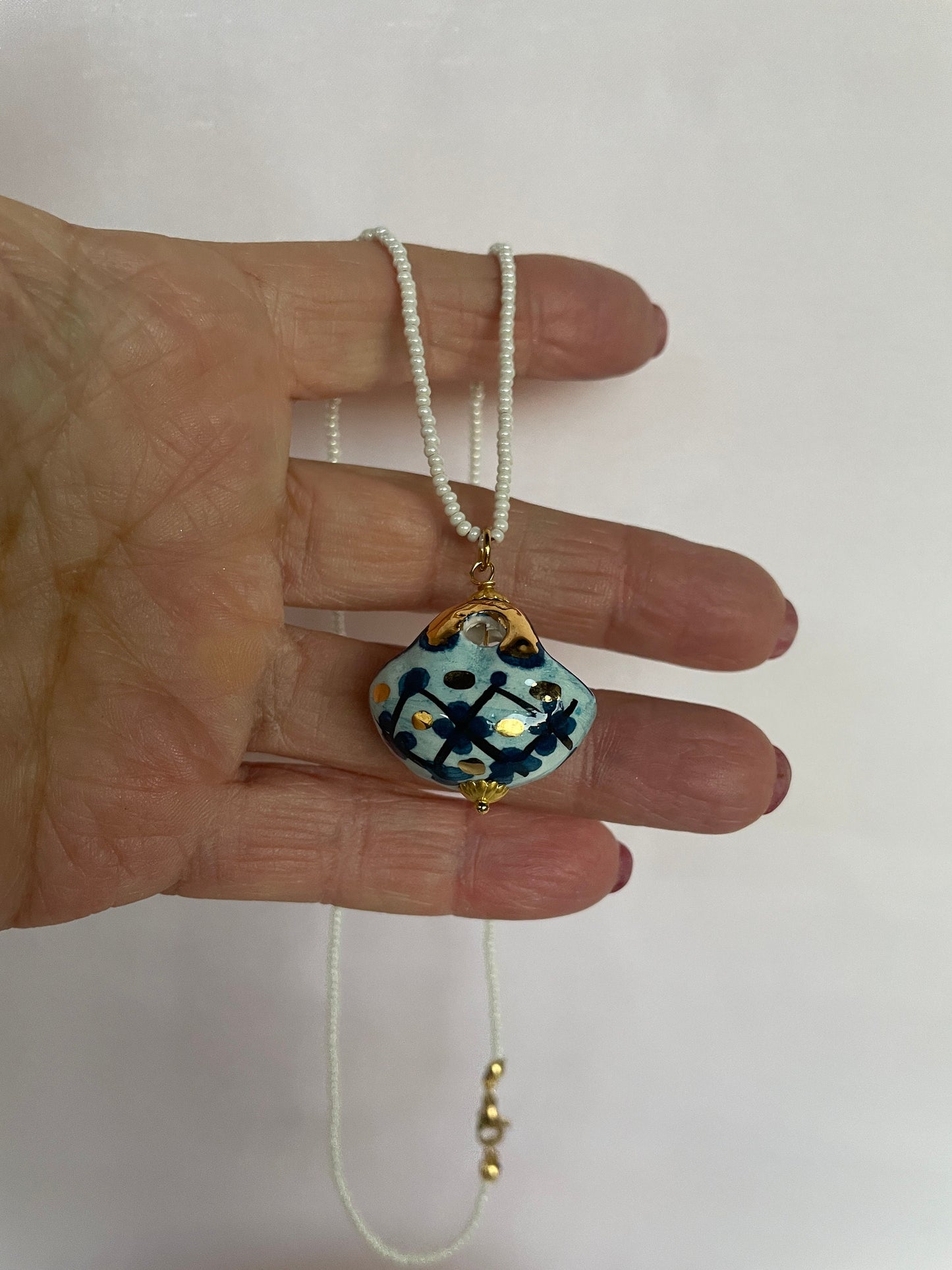 Collana con filo di microperle di fiume o di cristalli, ciondolo di ceramica di Caltagirone, borsetta siciliana, regalo per lui e per lei.ç