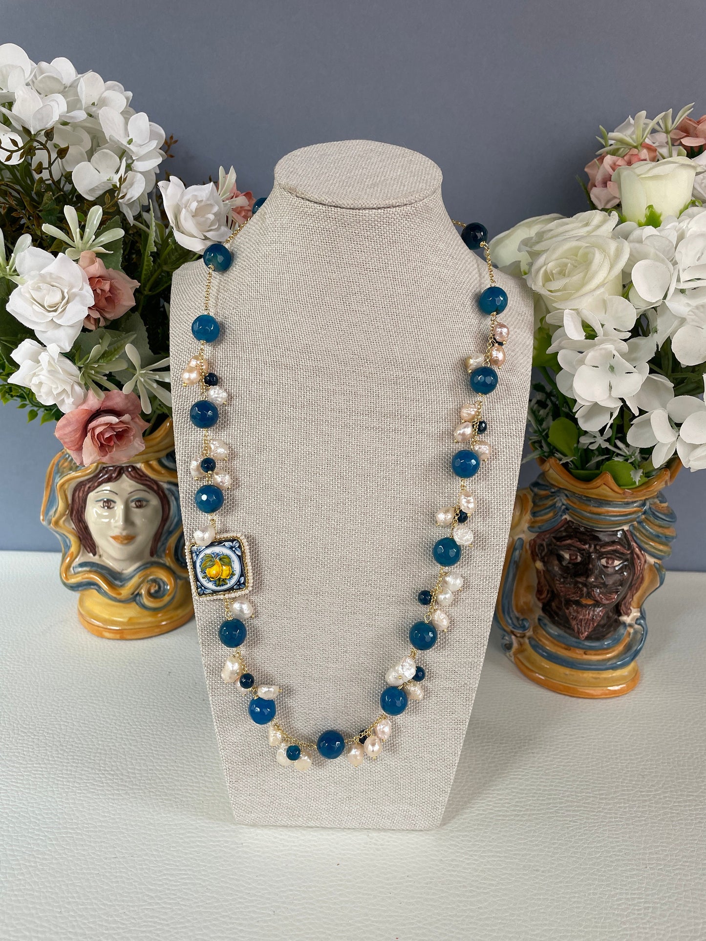 Collana con mattonella Caltagirone, collana limoni, collana composita con Agata blu e perle di fiume, catena acciaio placcato oro. !