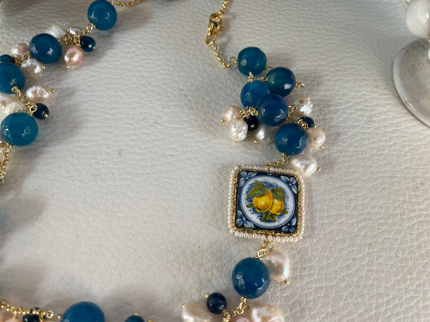 Collana con mattonella Caltagirone, collana limoni, collana composita con Agata blu e perle di fiume, catena acciaio placcato oro. !