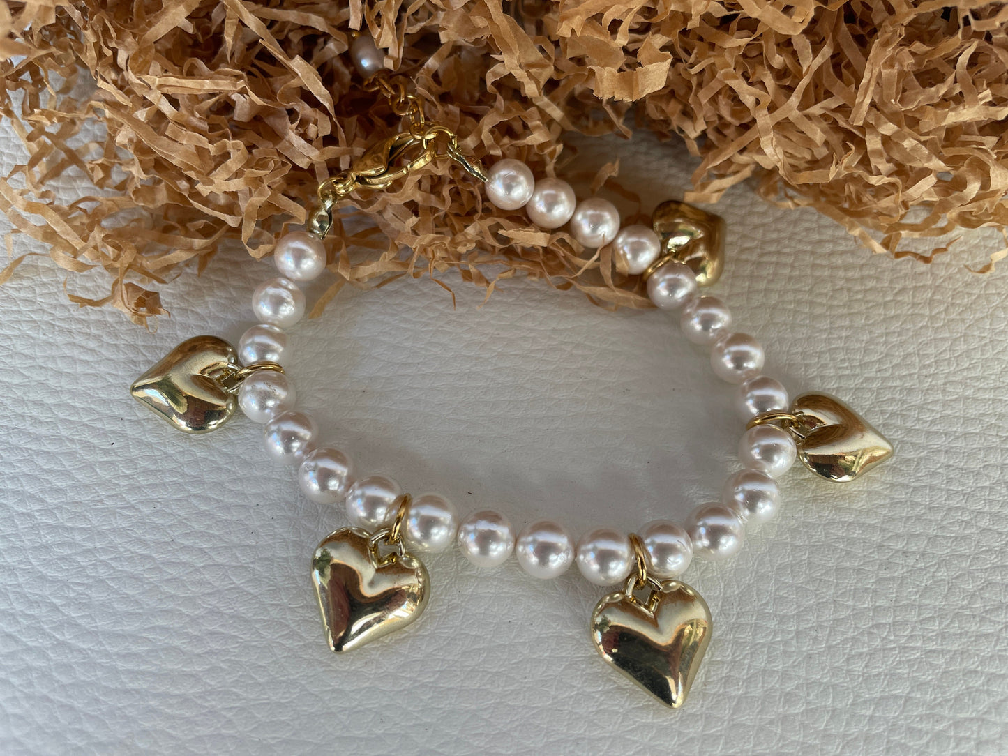 Bracciale di perle con charms Cuore, bracciale delicato e minimalista, perle Maiorca con ciondoli acciaio inox, regalo ragazza.)