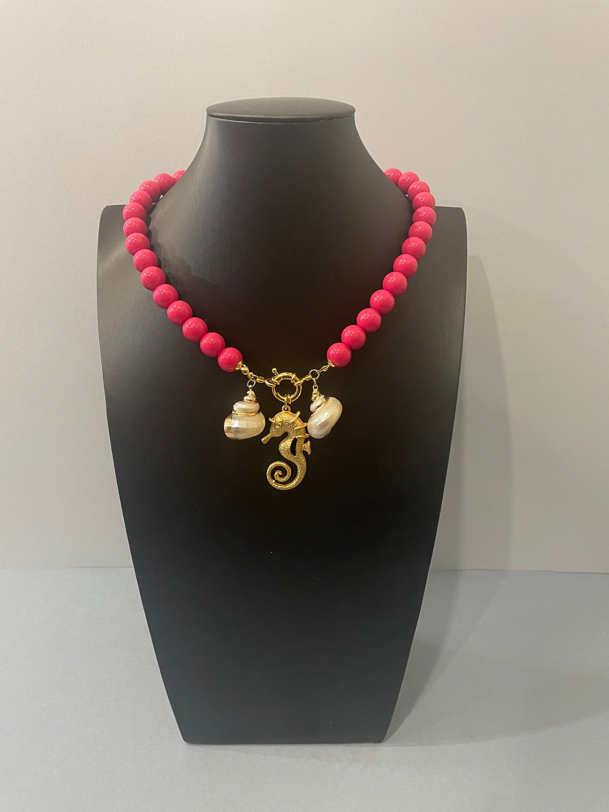 Collana estiva, collana resina rosa, collana con conchiglie, ciondolo cavalluccio marino, collana resina italiana, regalo per ragazza. &