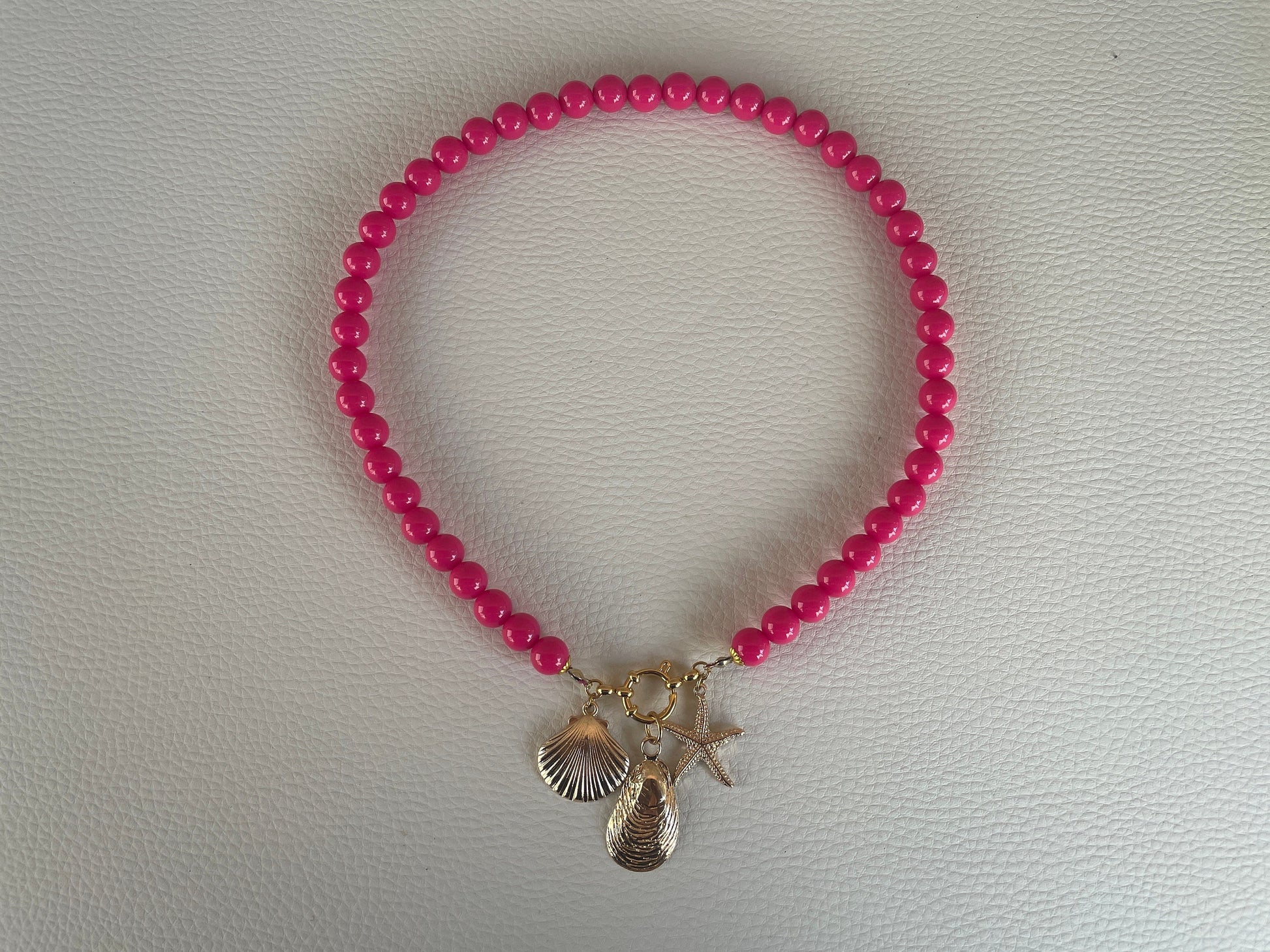 Collana estiva, collana rosa fucsia, collana con conchiglie, ciondoli marini, collana resina italiana, collana corta, regalo per ragazza. "