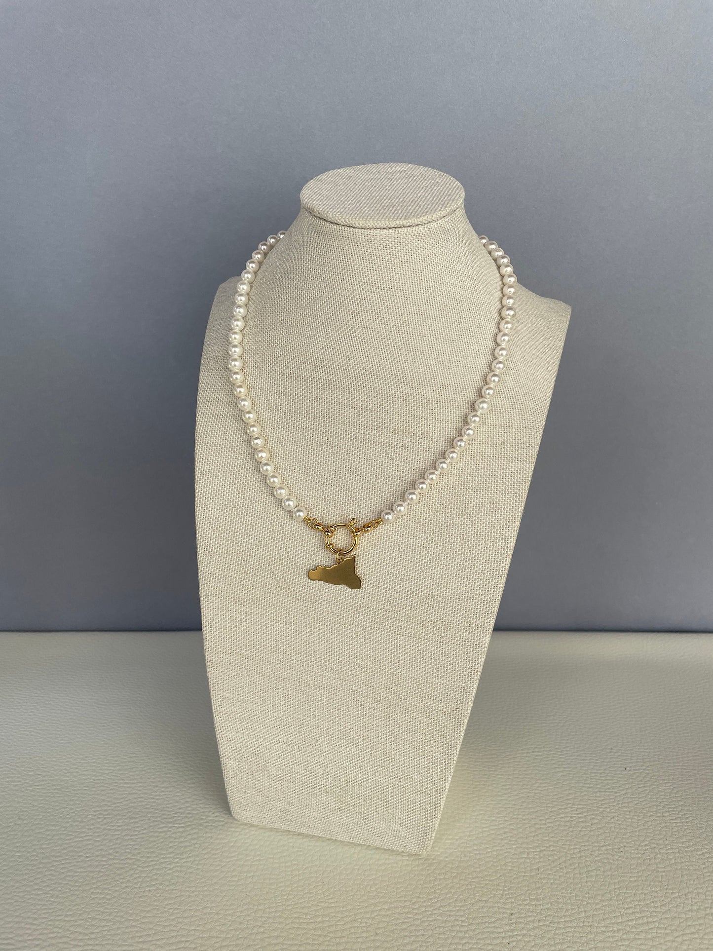 Collana di perle, girocollo delicato e minimalista, perle Maiorca e ciondolo acciaio inox, oro 14k, collana Sicilia, regalo damigella.)