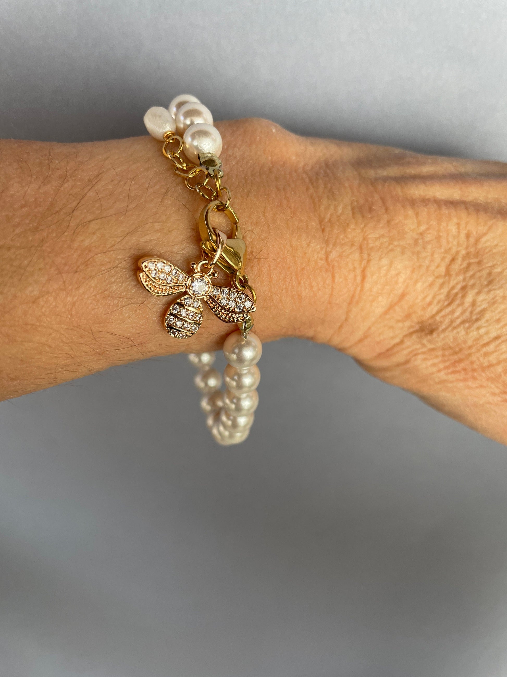 Bracciale delicato e minimalista, bracciale perle Maiorca con ciondolo acciaio inox, oro 14k, ciondolo Ape con zirconi, regalo ragazza.)