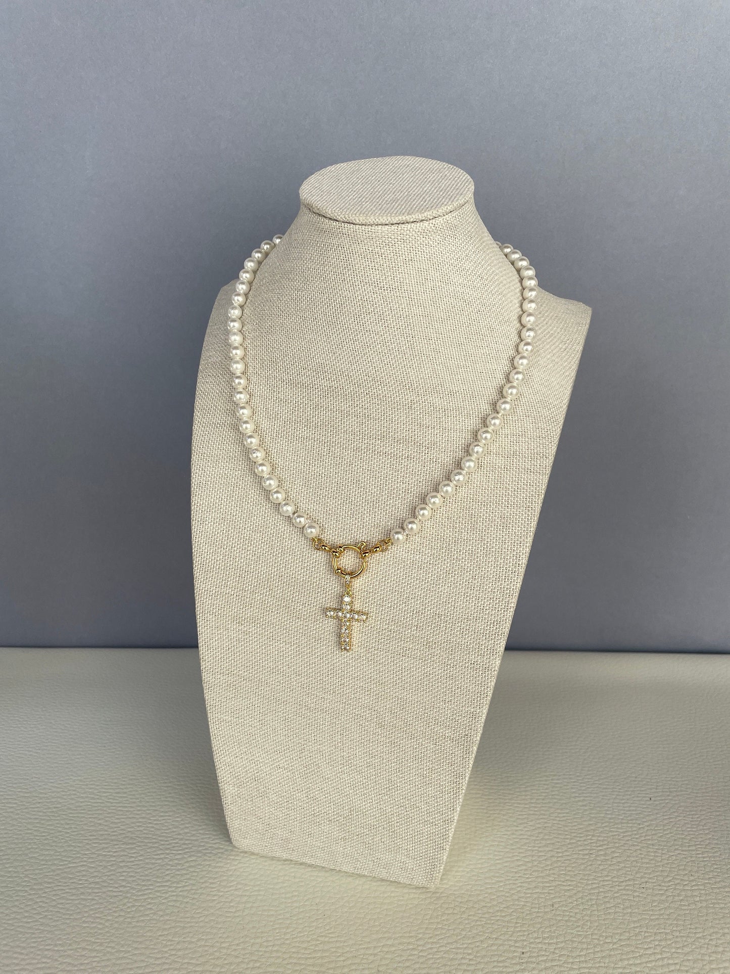 Collana di perle, girocollo delicato e minimalista, perle Maiorca e ciondolo acciaio inox, oro 14k, ciondolo Croce con zirconi.)