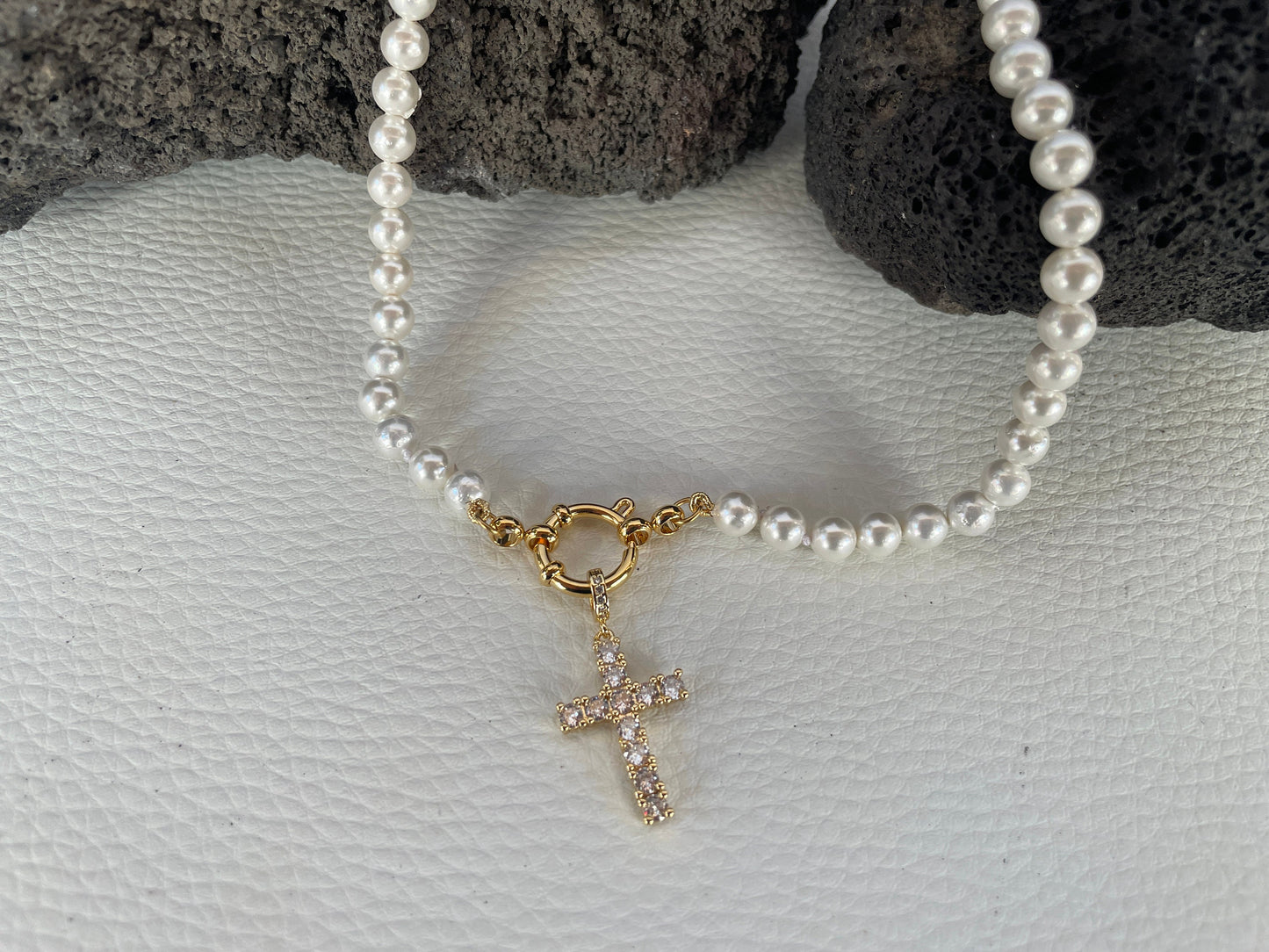 Collana di perle, girocollo delicato e minimalista, perle Maiorca e ciondolo acciaio inox, oro 14k, ciondolo Croce con zirconi.)