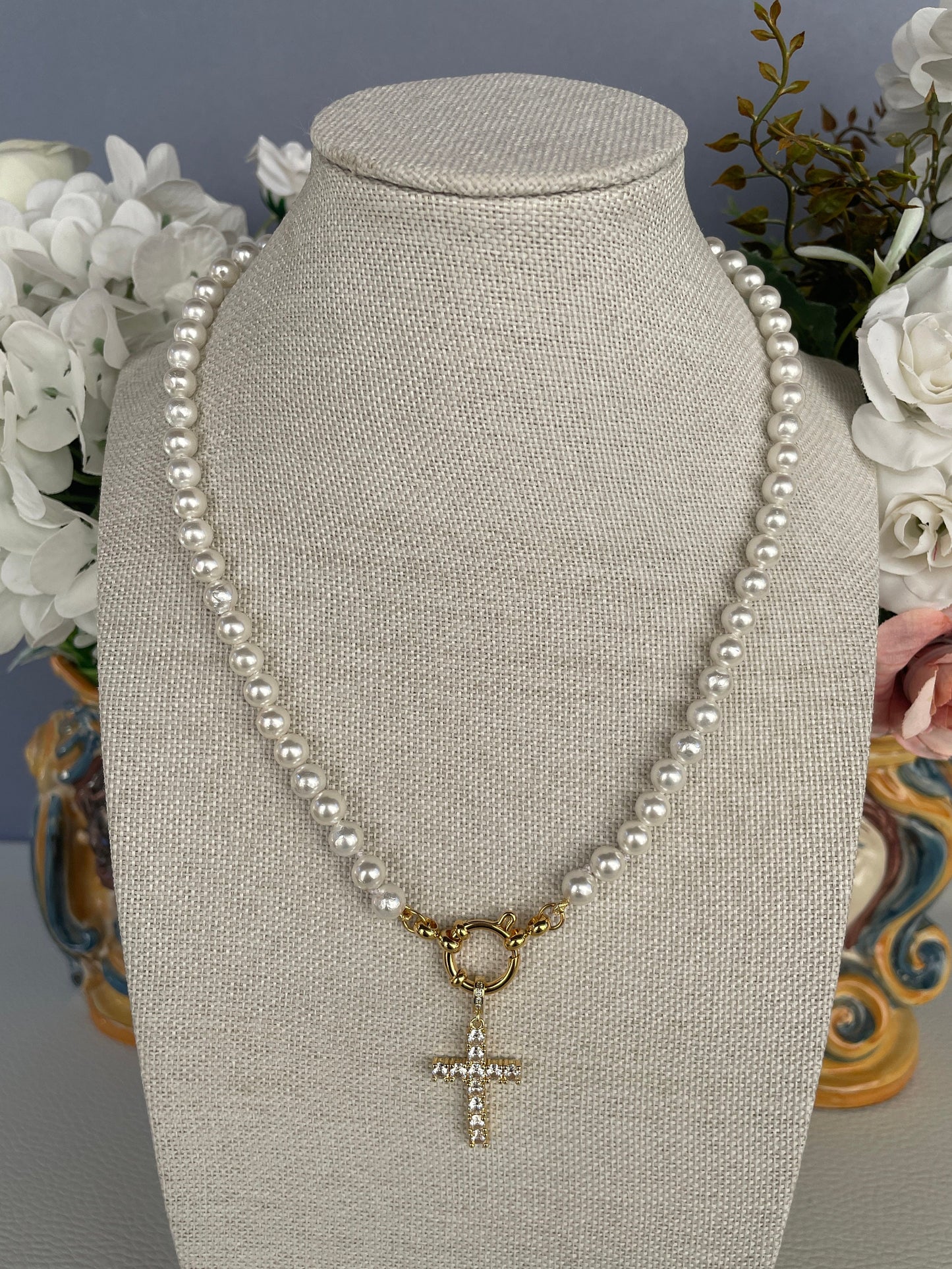 Collana di perle, girocollo delicato e minimalista, perle Maiorca e ciondolo acciaio inox, oro 14k, ciondolo Croce con zirconi.)