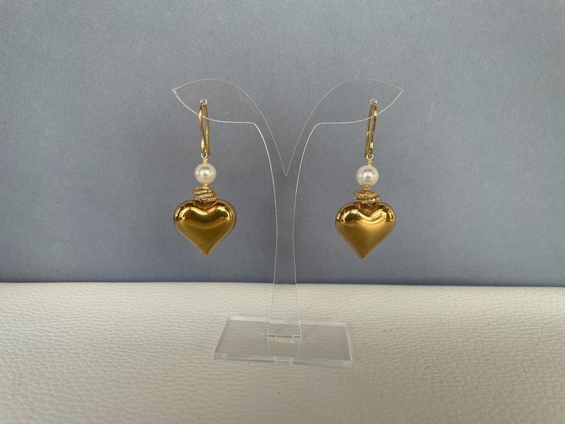 Orecchini Cuore, orecchini pendenti con Cuore paffuto e perla, acciaio inox, oro 14k, orecchini classici, regalo s.Valentino.(