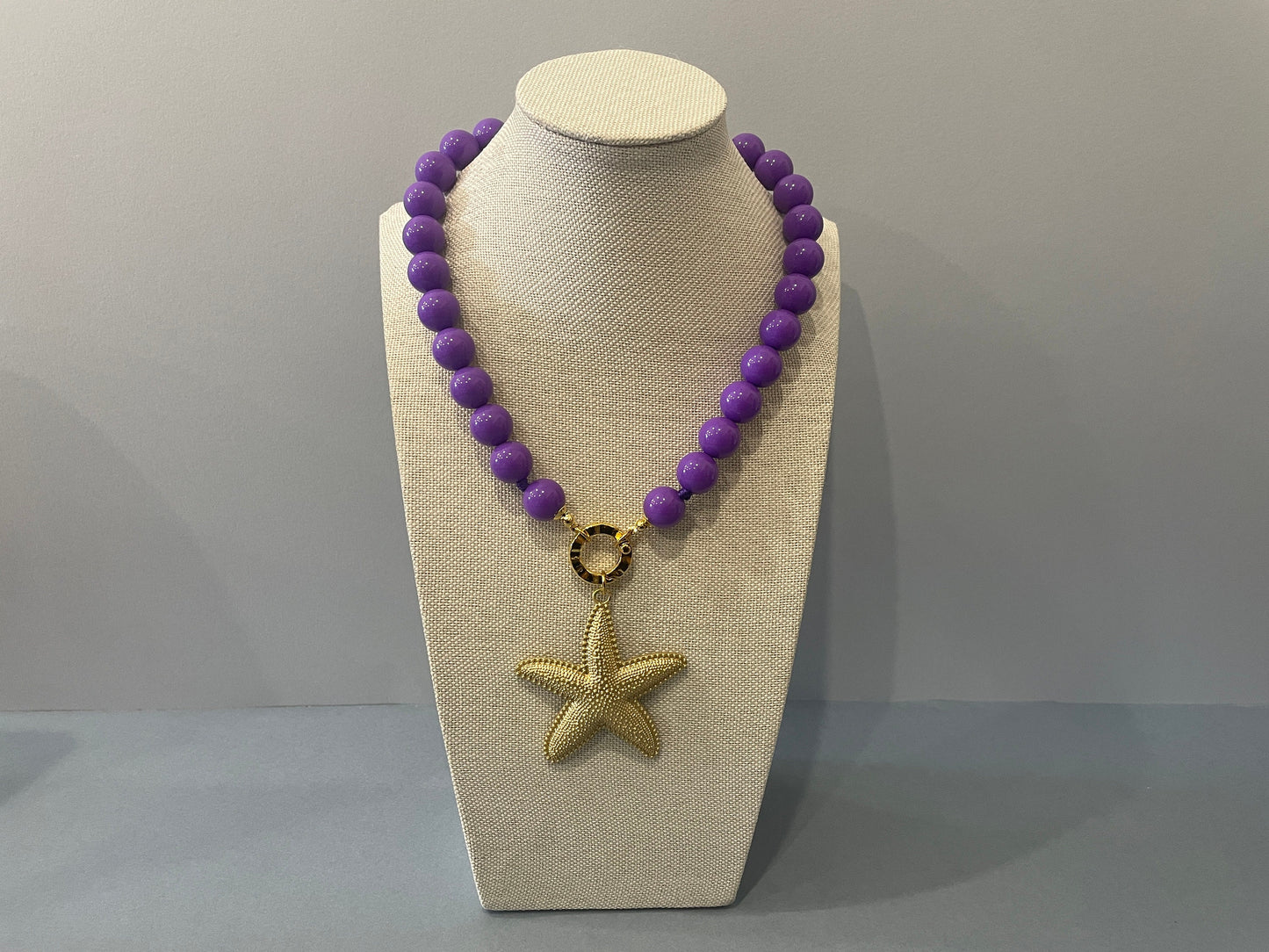 Collana viola, collana maxi boules, collana resina, ciondolo oversize stella marina, collana corta, resina italiana, per lei. "