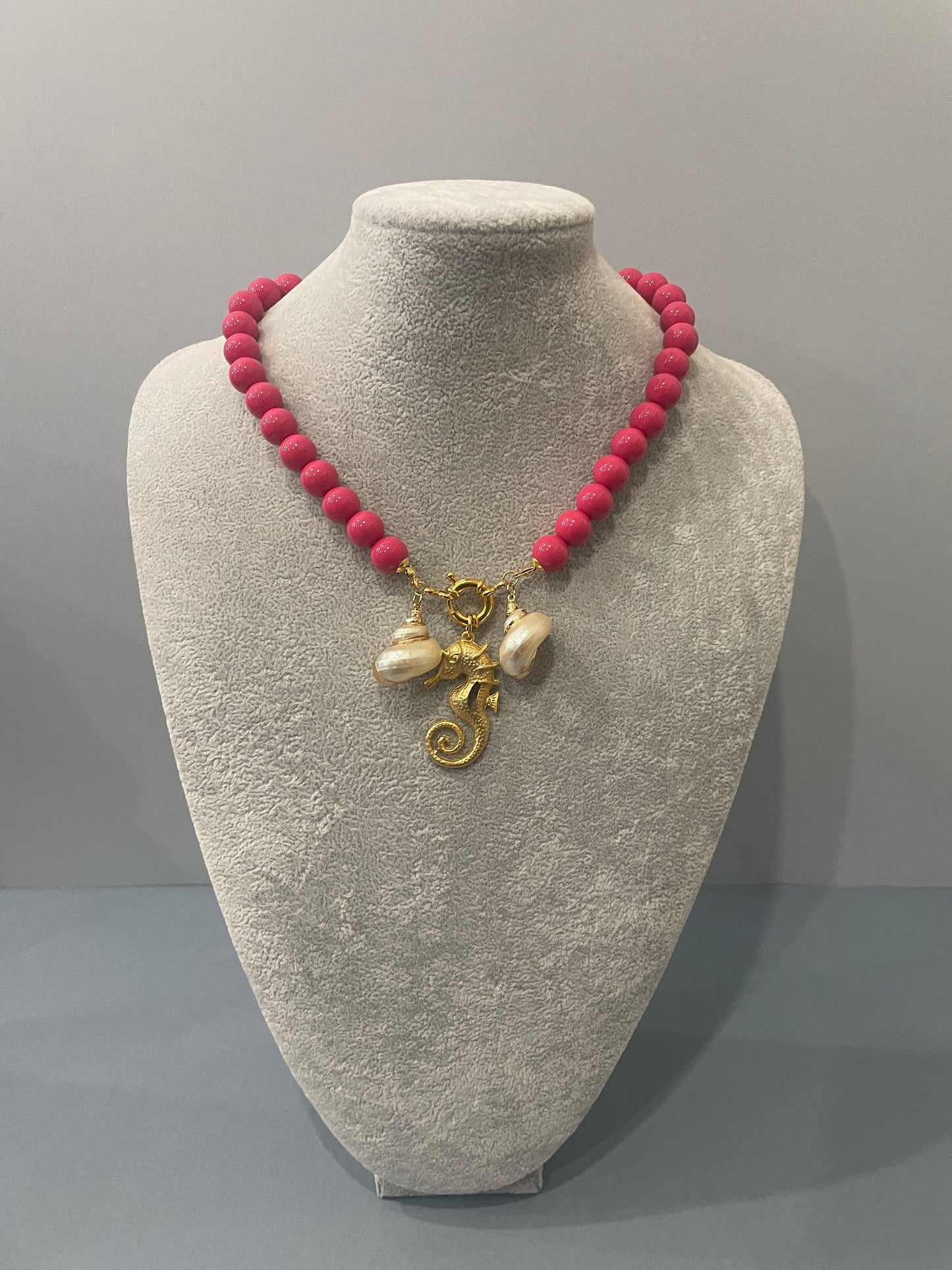 Collana estiva, collana resina rosa, collana con conchiglie, ciondolo cavalluccio marino, collana resina italiana, regalo per ragazza. &