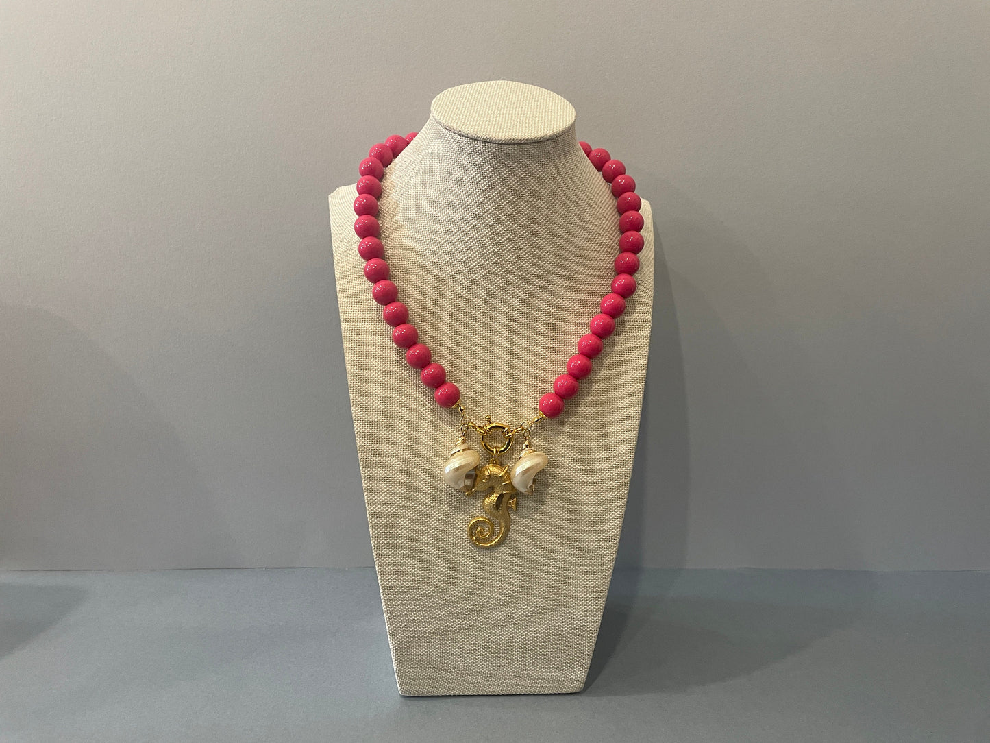 Collana estiva, collana resina rosa, collana con conchiglie, ciondolo cavalluccio marino, collana resina italiana, regalo per ragazza. &