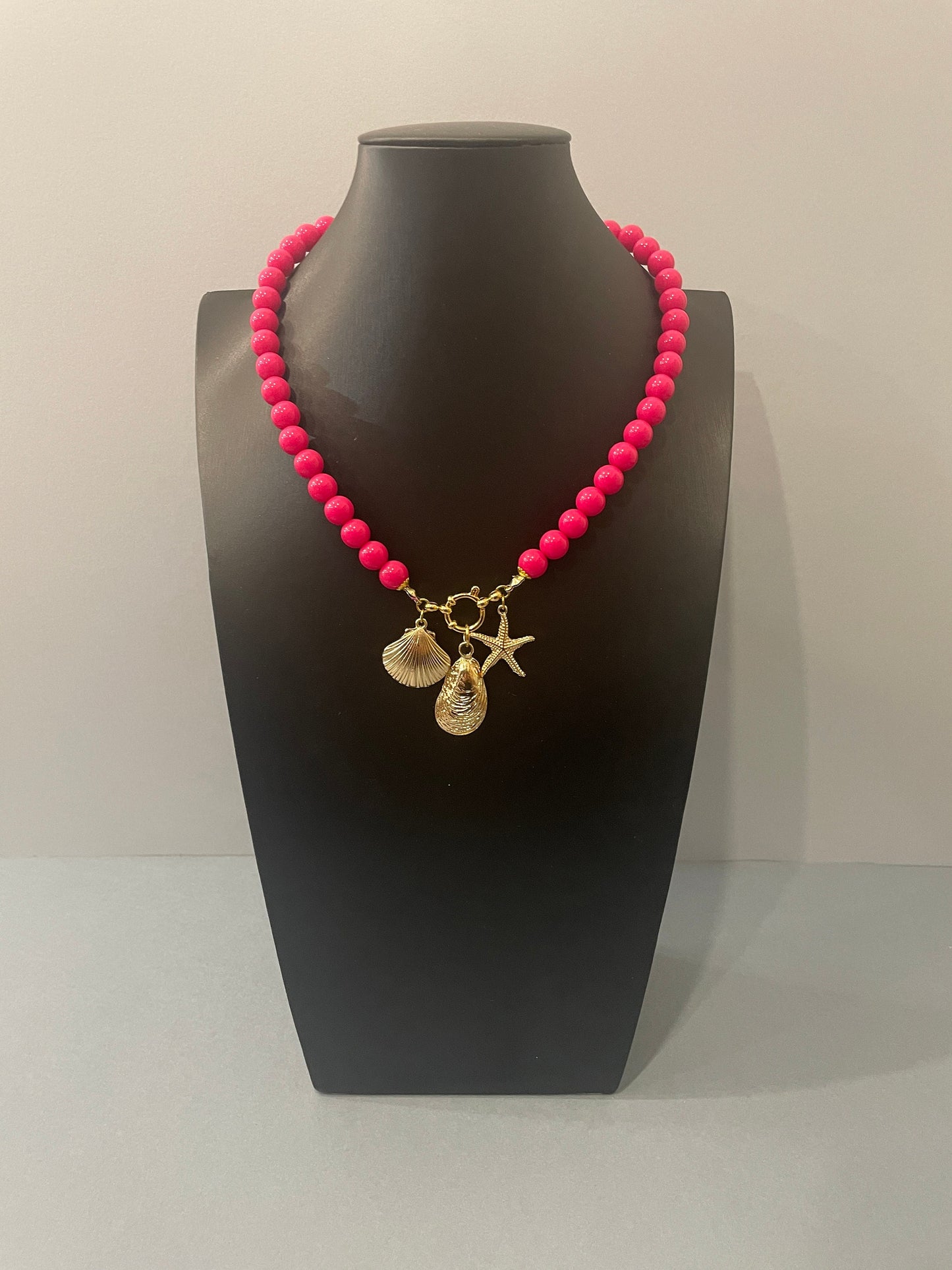 Collana estiva, collana rosa fucsia, collana con conchiglie, ciondoli marini, collana resina italiana, collana corta, regalo per ragazza. "