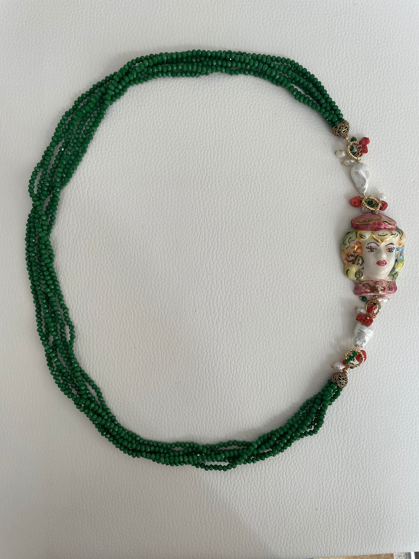 Collana siciliana con cristalli, collana multifilo, collana verde, grande ciondolo ceramica di Caltagirone, Testa di Moro dipinta a mano.ç