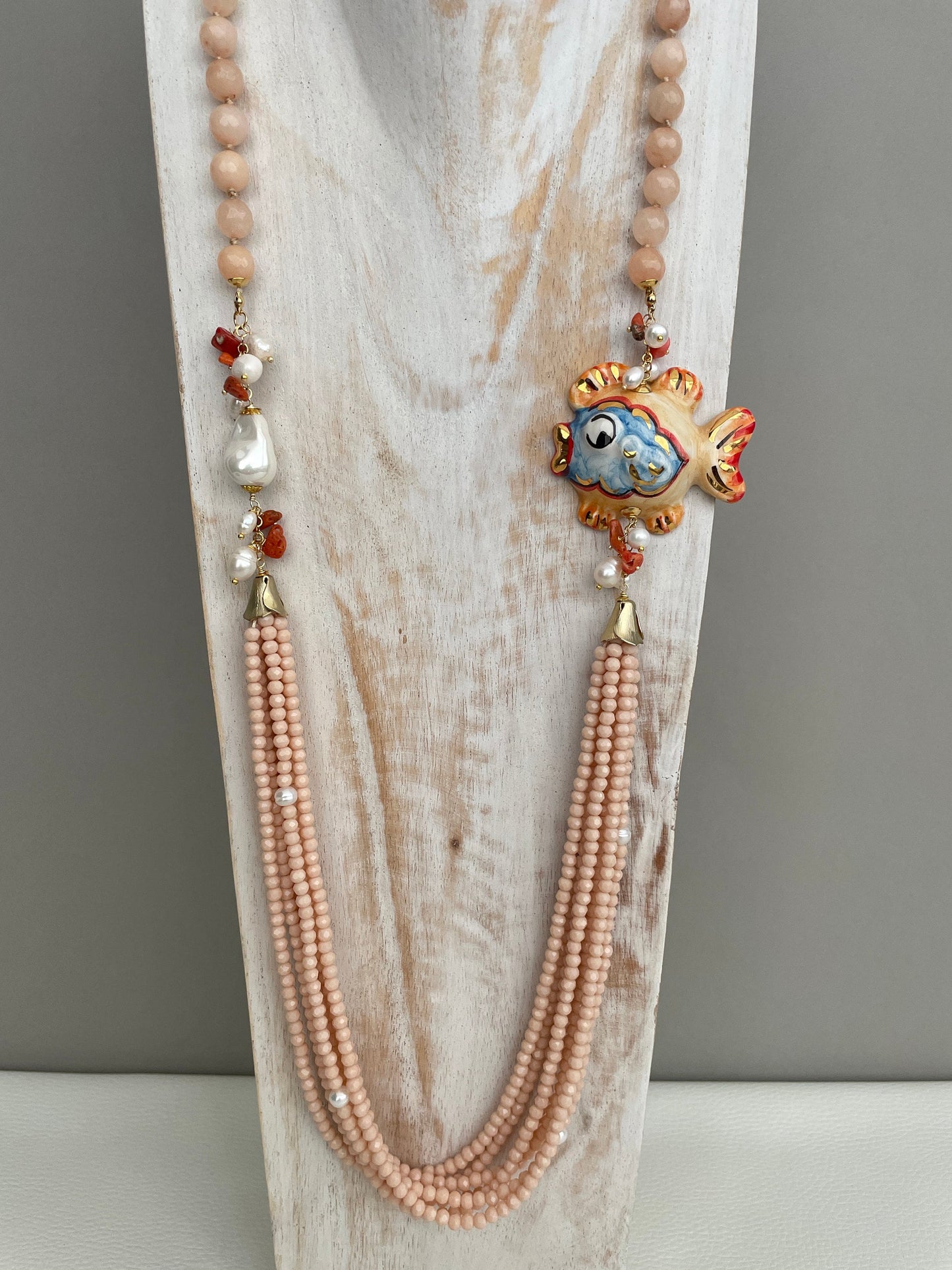 Collana siciliana, collana rosa chiaro, collana con pesce di ceramica di Caltagirone, collana pietre naturali e cristalli, collana lunga. ç