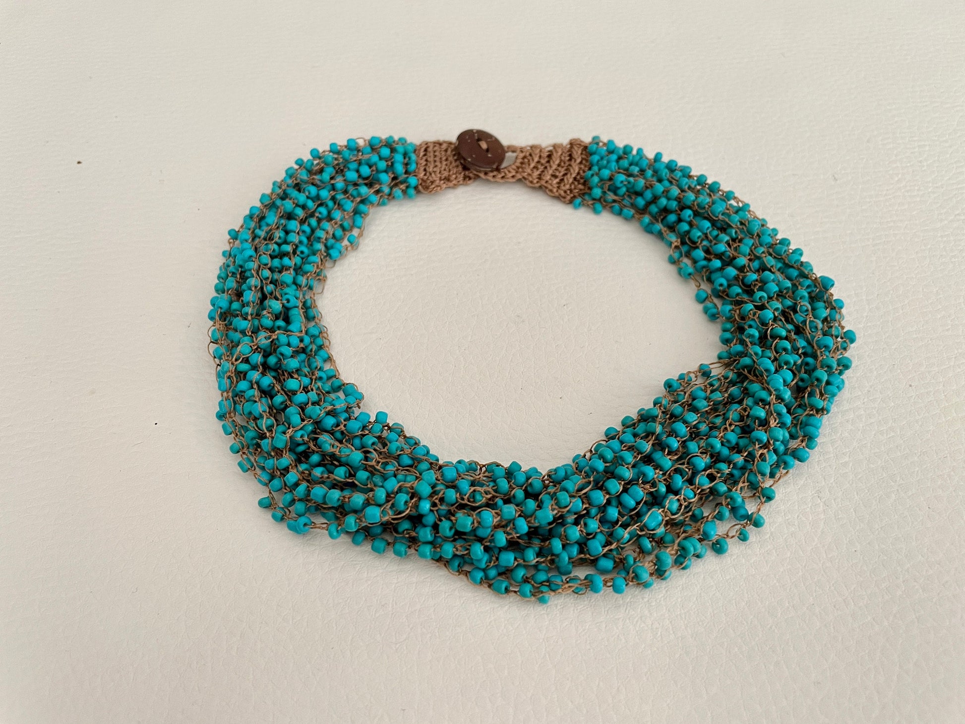 Collana girocollo multifilo, collana tricot con filo di cotone e piccole perle di vetro, blu o rossa, chiusura a bottone, collana estiva.&