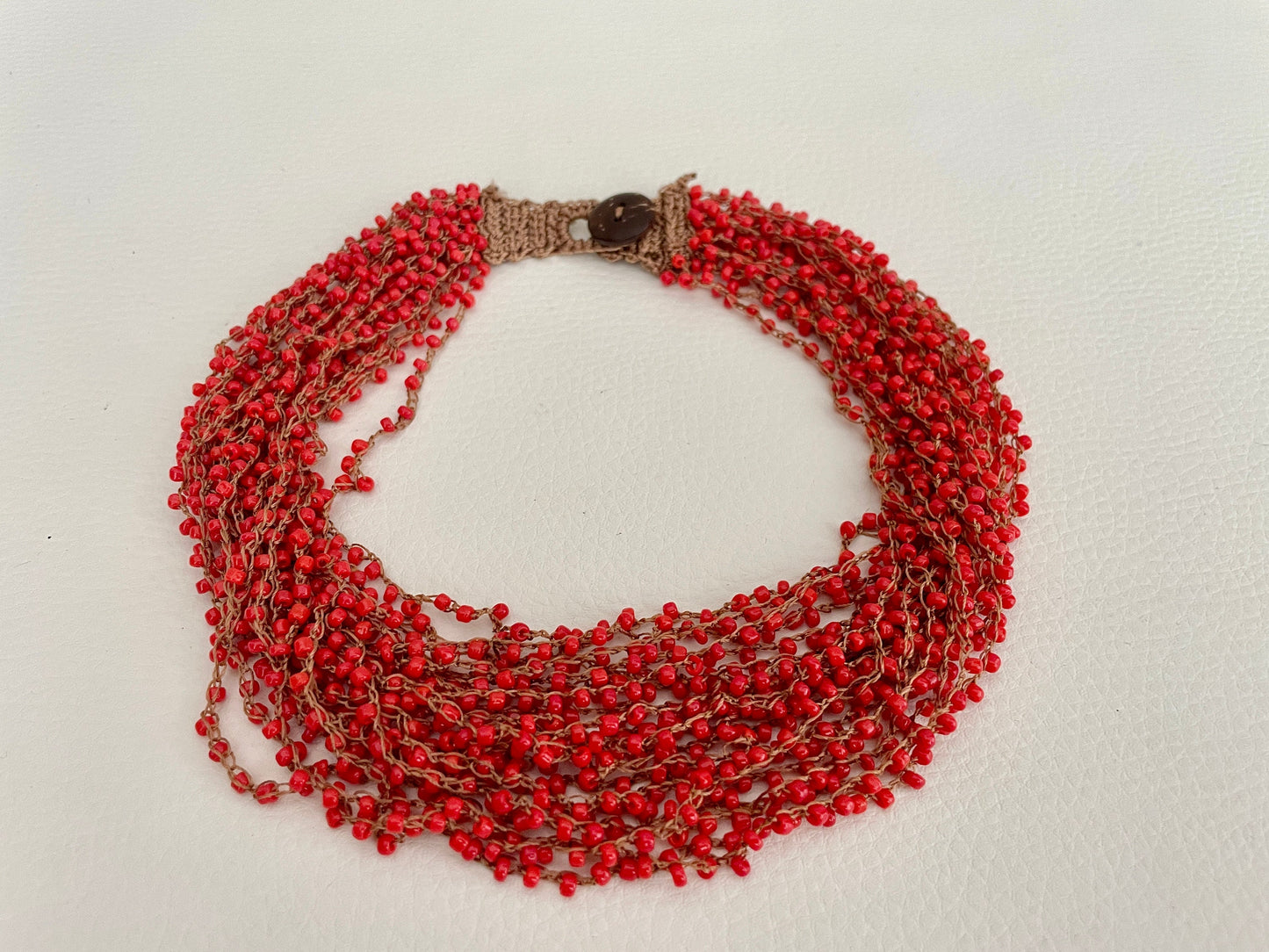 Collana girocollo multifilo, collana tricot con filo di cotone e piccole perle di vetro, blu o rossa, chiusura a bottone, collana estiva.&