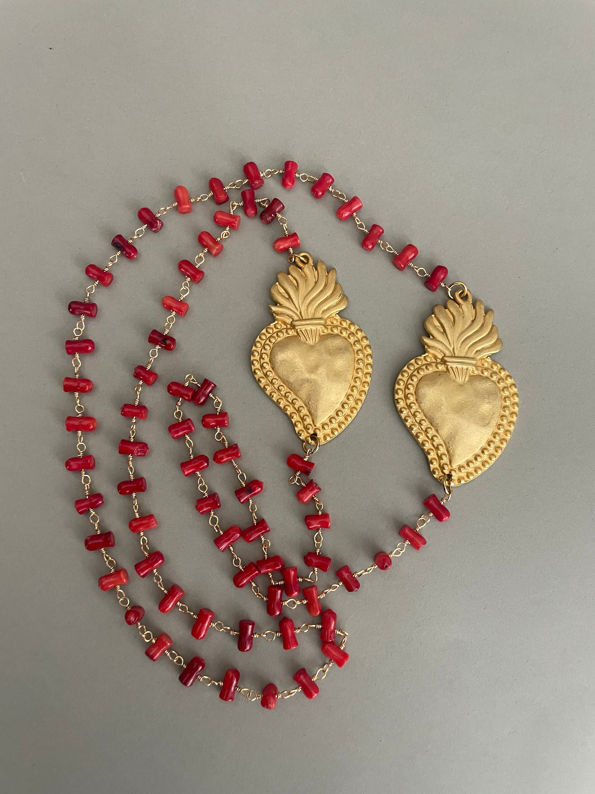 Collana siciliana lunga con catena tipo rosario in corallo e due cuori sacri.ç