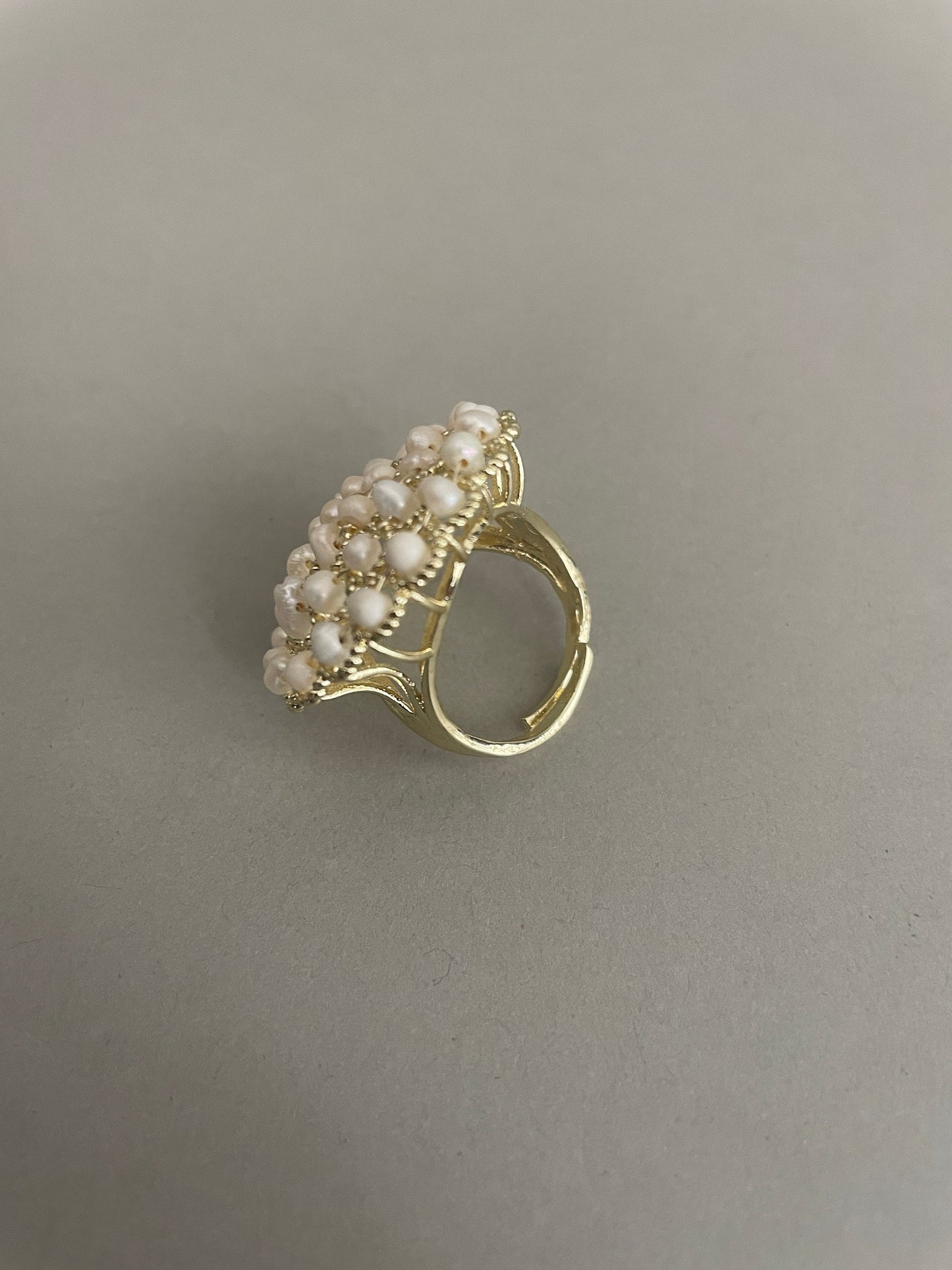 Anello maxi, anello regolabile, struttura ottone, filigrana con piccole perle di fiume, regalo sposa boho, regalo per lei.<