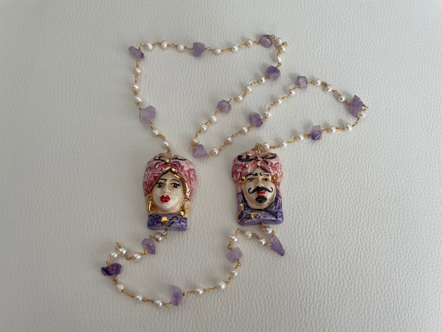 Collana siciliana, collana con perle di fiume e sassi di Ametista, coppia di Teste di Mori di Caltagirone dipinti a mano, collana unisex. ç